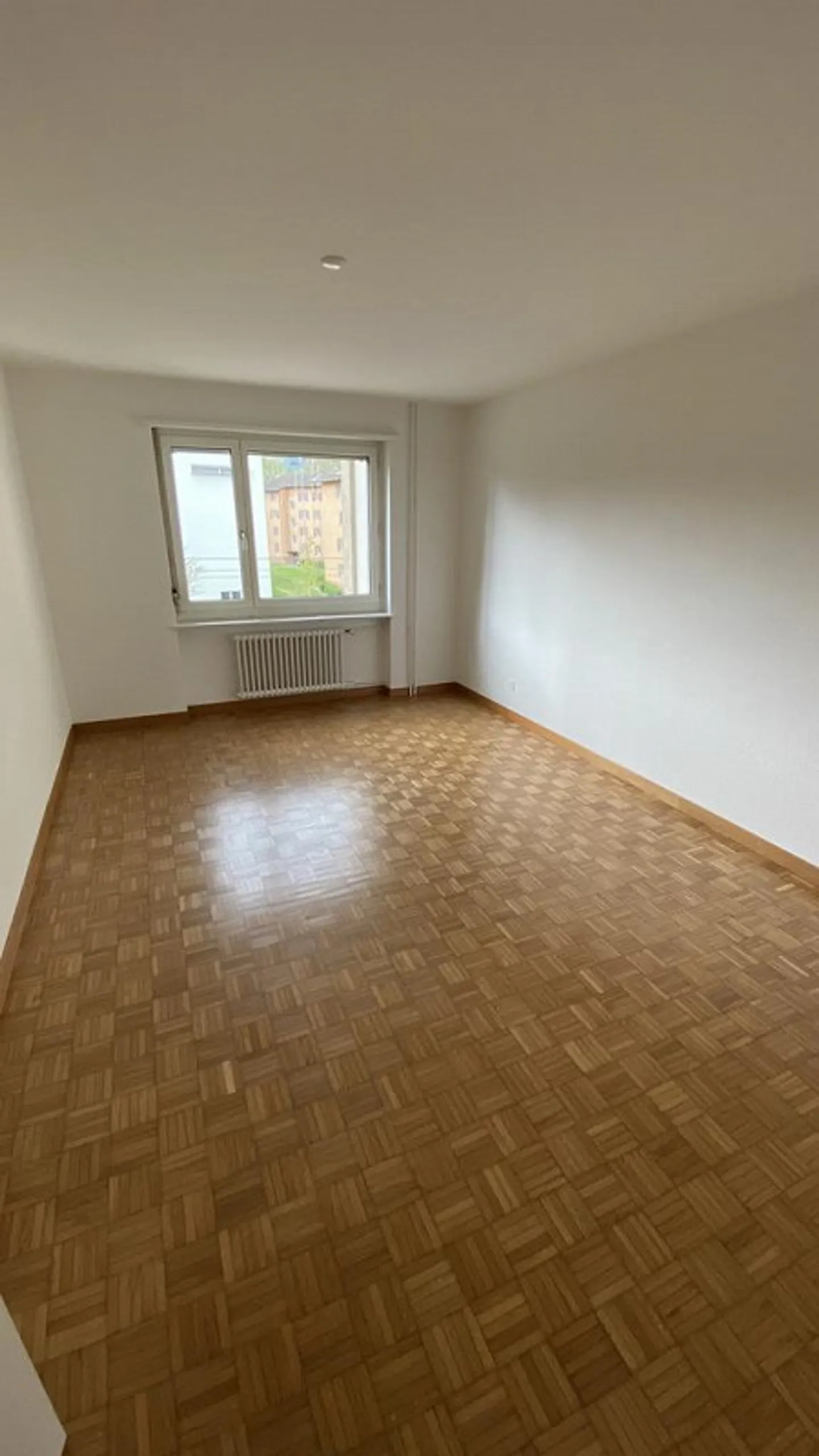 Posizione residenziale centrale con buone connessioni ai mezzi pubblici - Foto 4 di 7