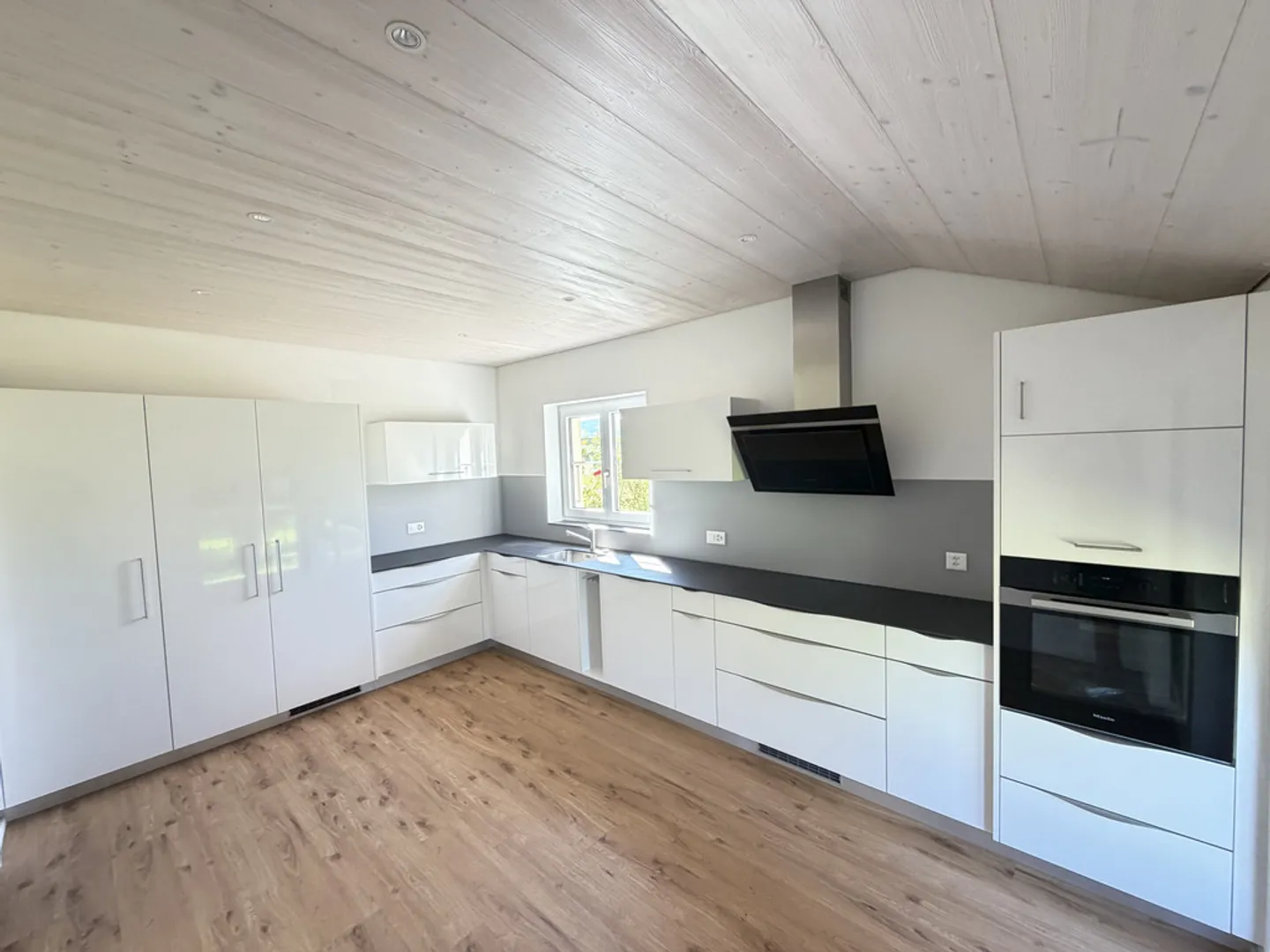 Idyllic setting for this superb property full of charm - Photo 6 of 12