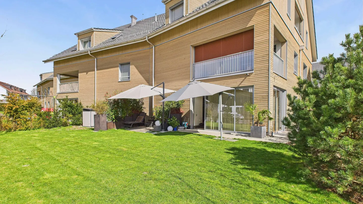 Wohnen mit Komfort und Nachhaltigkeit: Lichtdurchflutete Gartenwohnung in Oberglatt - Foto 2 von 14