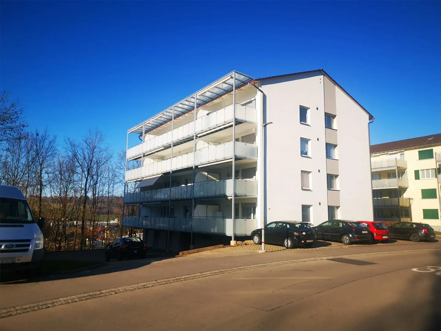 Appartement rénové de 3,5 pièces proche du centre avec grand balcon - Photo 9 sur 9