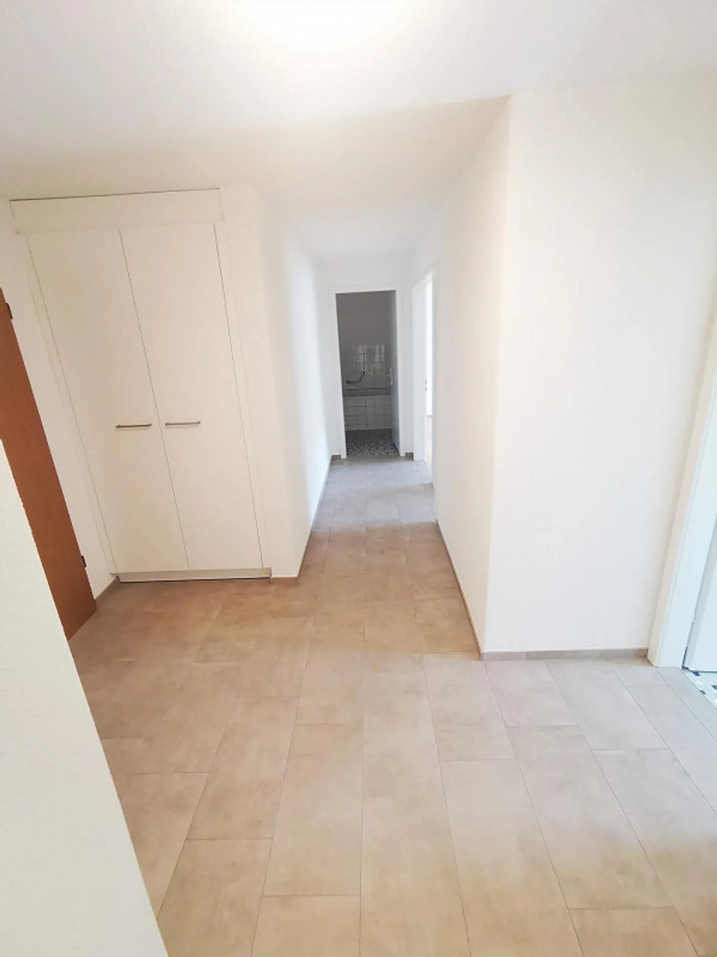 Appartement rénové de 3,5 pièces proche du centre avec grand balcon - Photo 3 sur 9