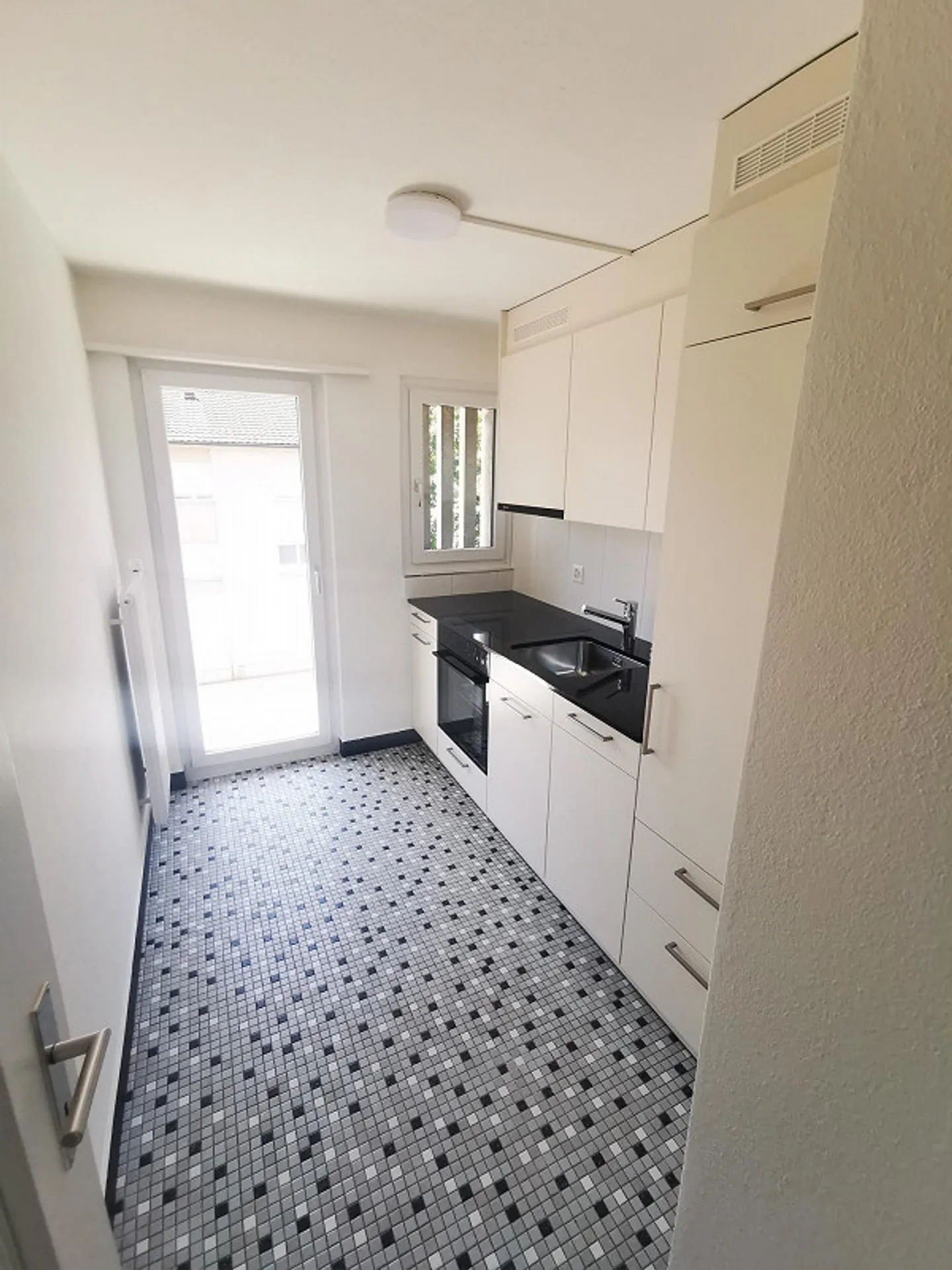 Appartement rénové de 3,5 pièces proche du centre avec grand balcon - Photo 4 sur 9