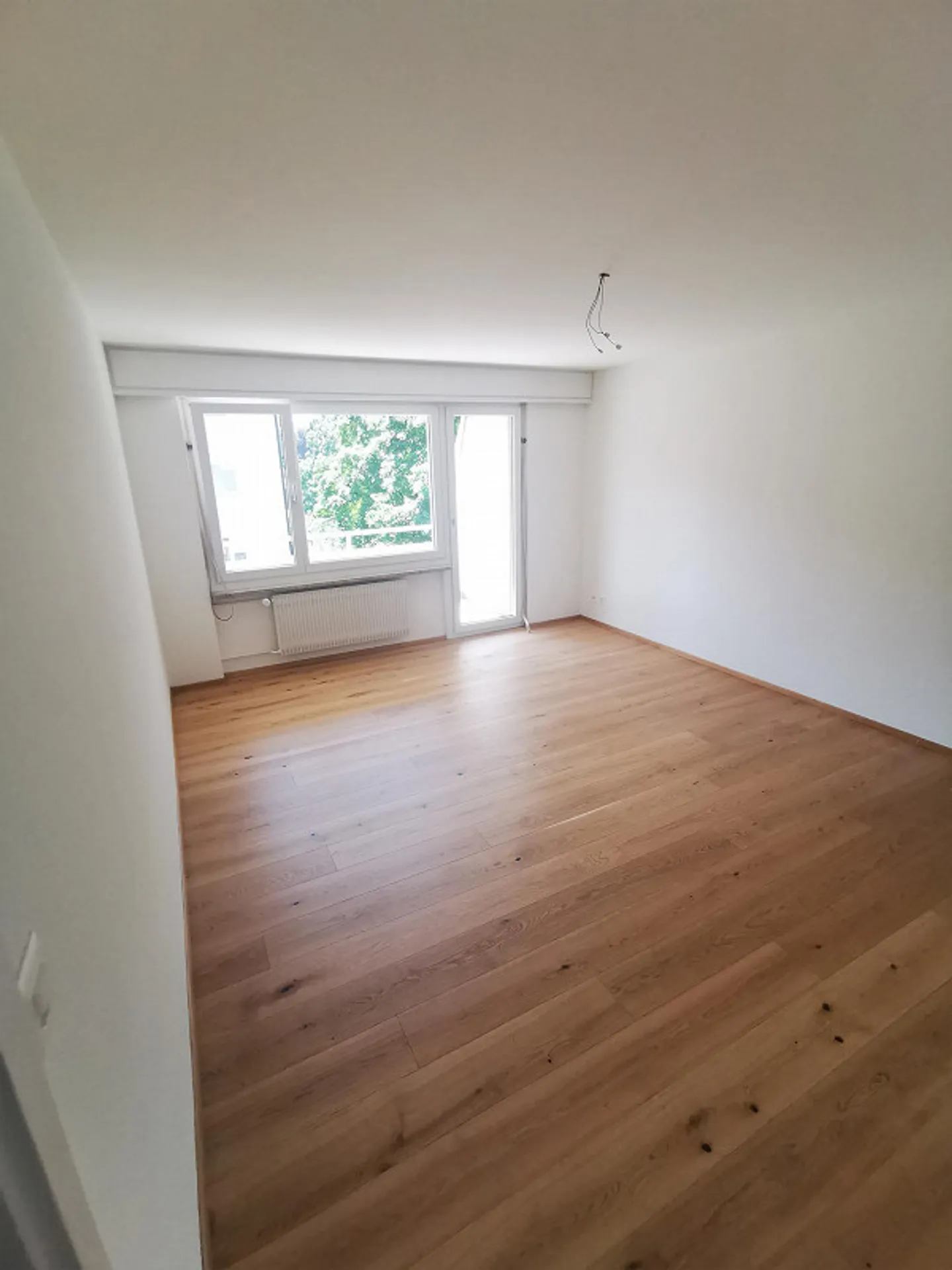 Appartement rénové de 3,5 pièces proche du centre avec grand balcon - Photo 5 sur 9