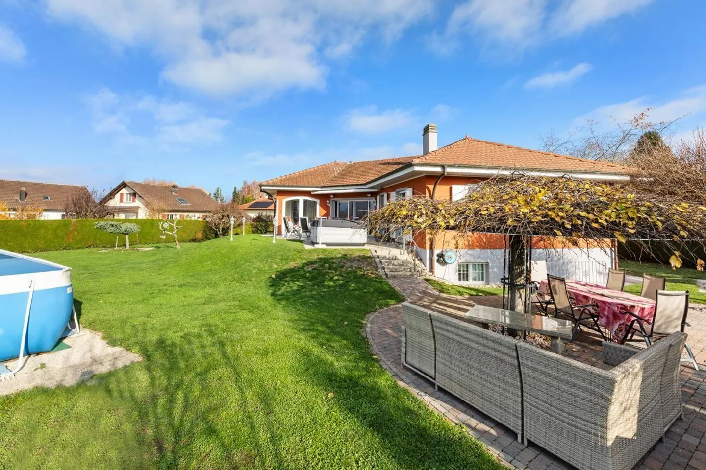 Prächtige Villa am Rande von landwirtschaftlichem Gebiet mit Zugang zum See - Foto 1 von 13