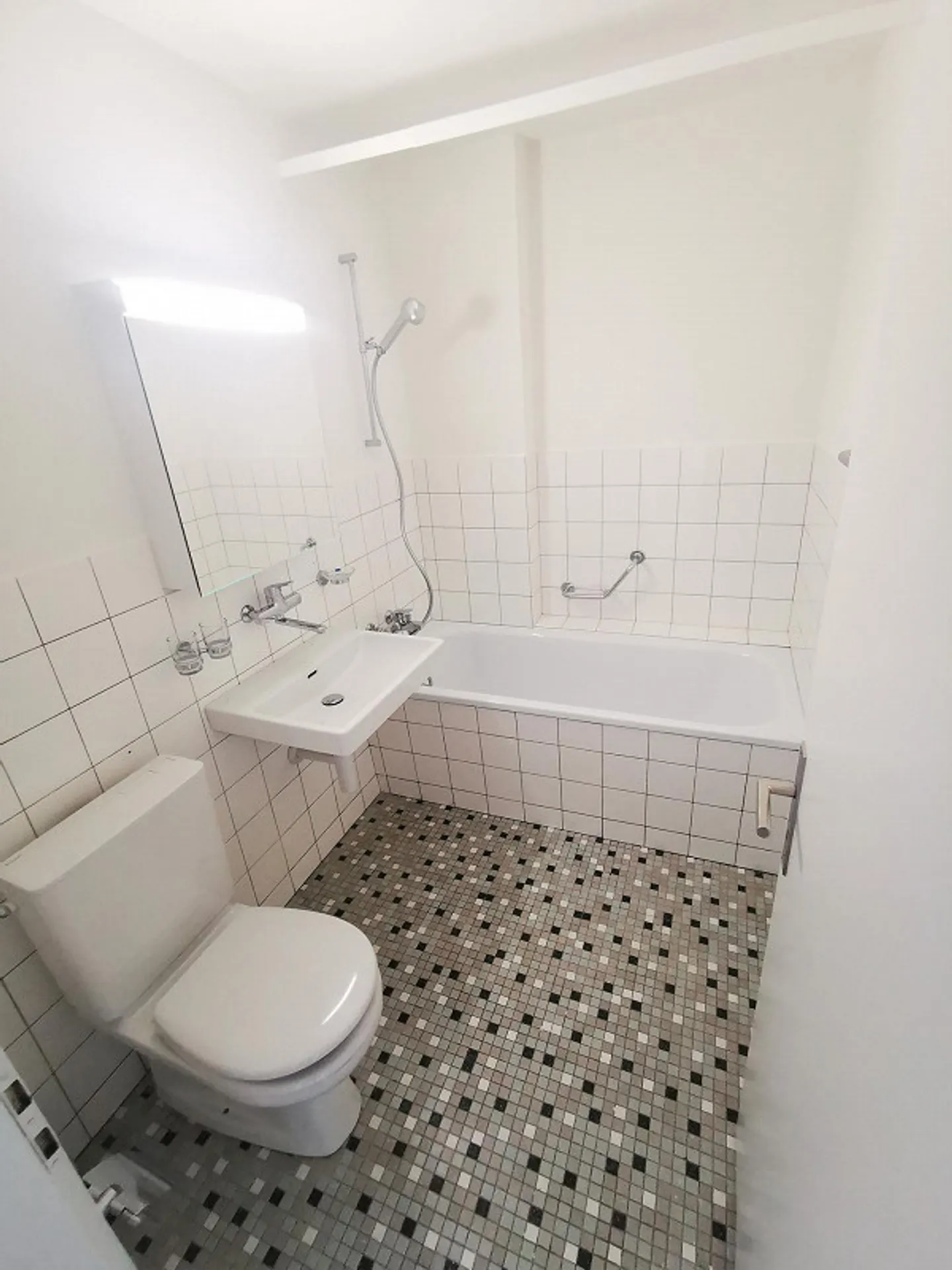 Appartement rénové de 3,5 pièces proche du centre avec grand balcon - Photo 8 sur 9