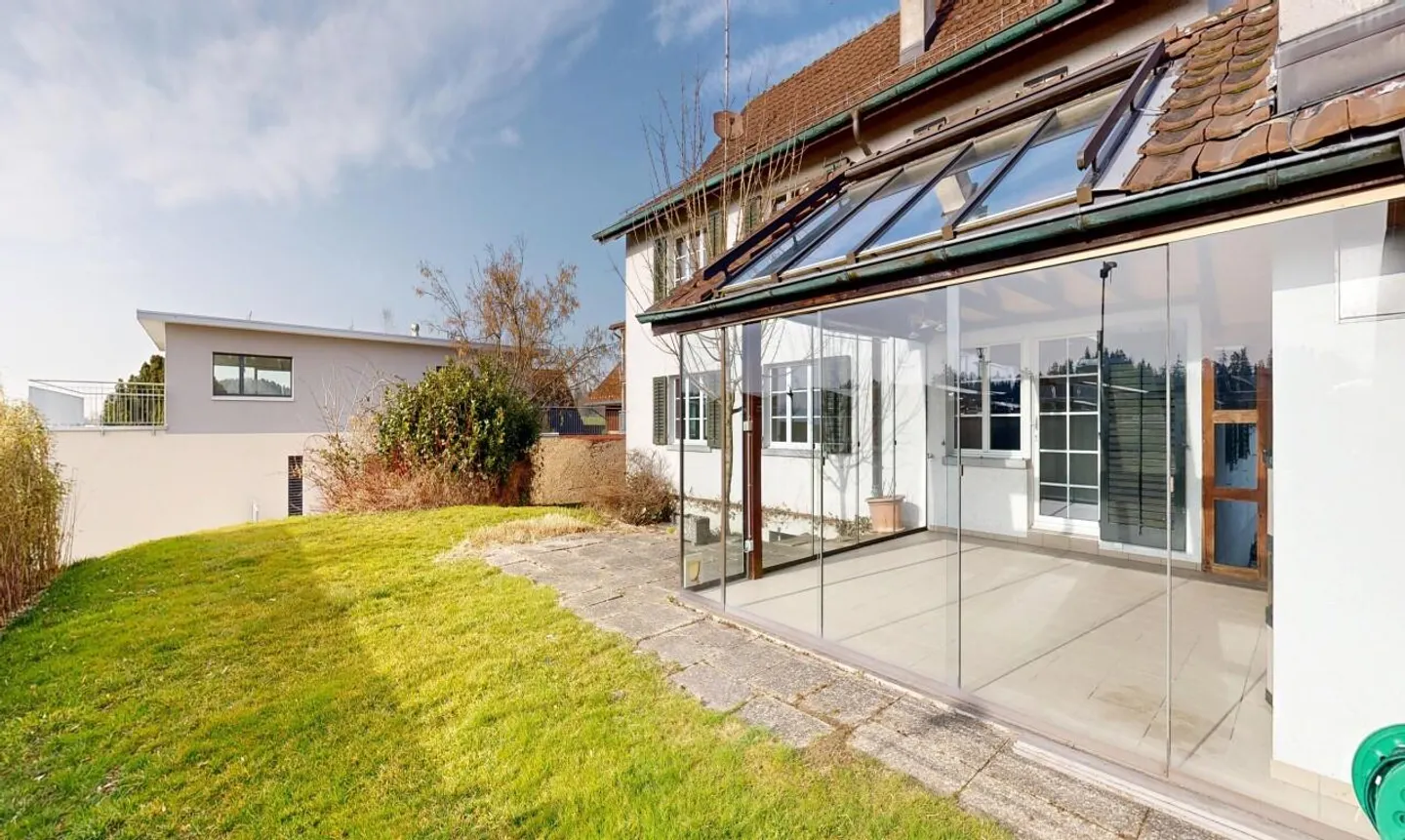 Pure design freedom: Spacious house with a lot of potential - Photo 2 of 11