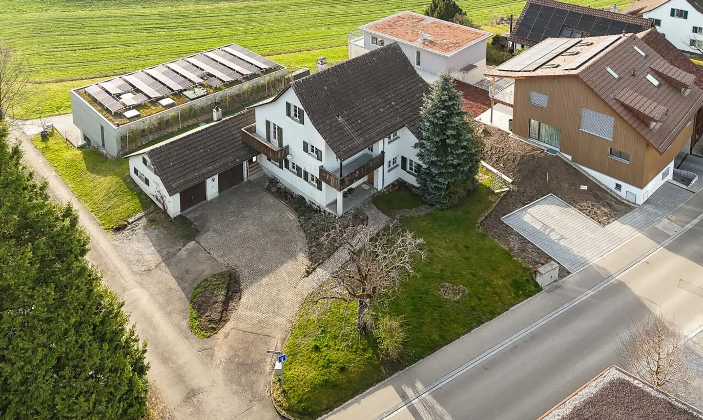 Pure design freedom: Spacious house with a lot of potential - Photo 1 of 11