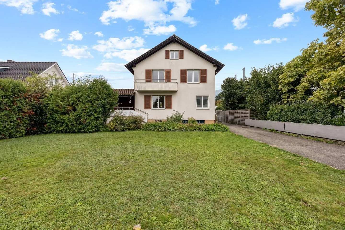 Charmantes 5.5-Zimmer-Haus mit Studio und viel Umschwung - Foto 1 von 10