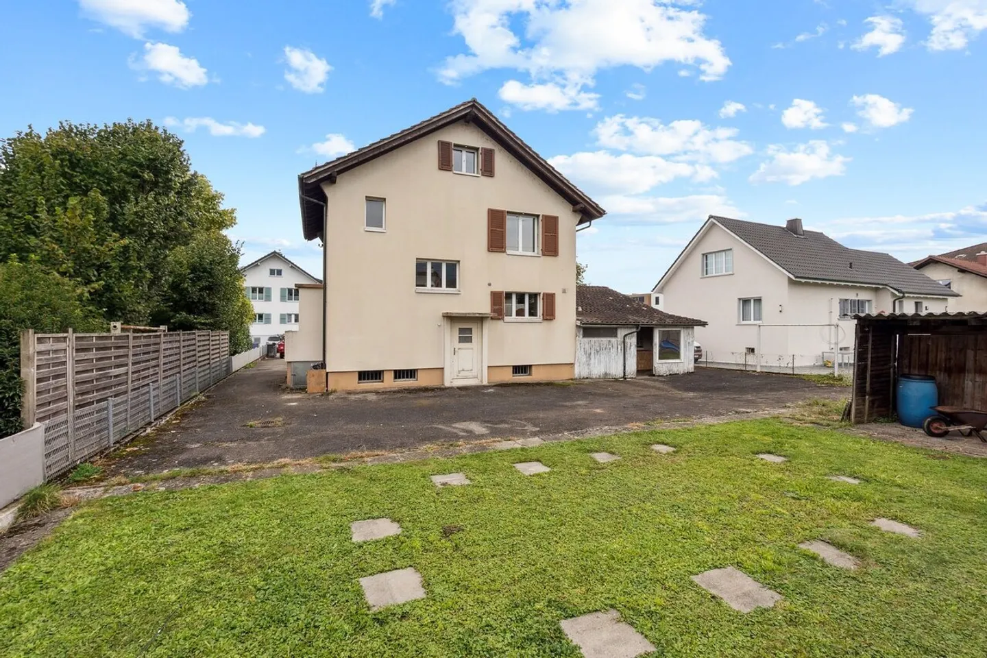 Charmantes 5.5-Zimmer-Haus mit Studio und viel Umschwung - Foto 2 von 10