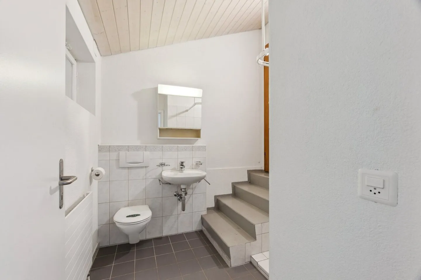 Charmantes 5.5-Zimmer-Haus mit Studio und viel Umschwung - Foto 9 von 10