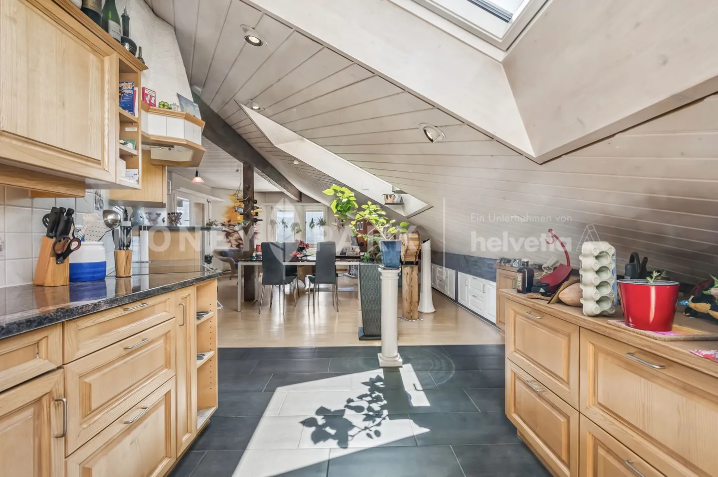 Appartamento mansardato di 3,5 locali con camino e vista montagna impressionante - Foto 6 di 8