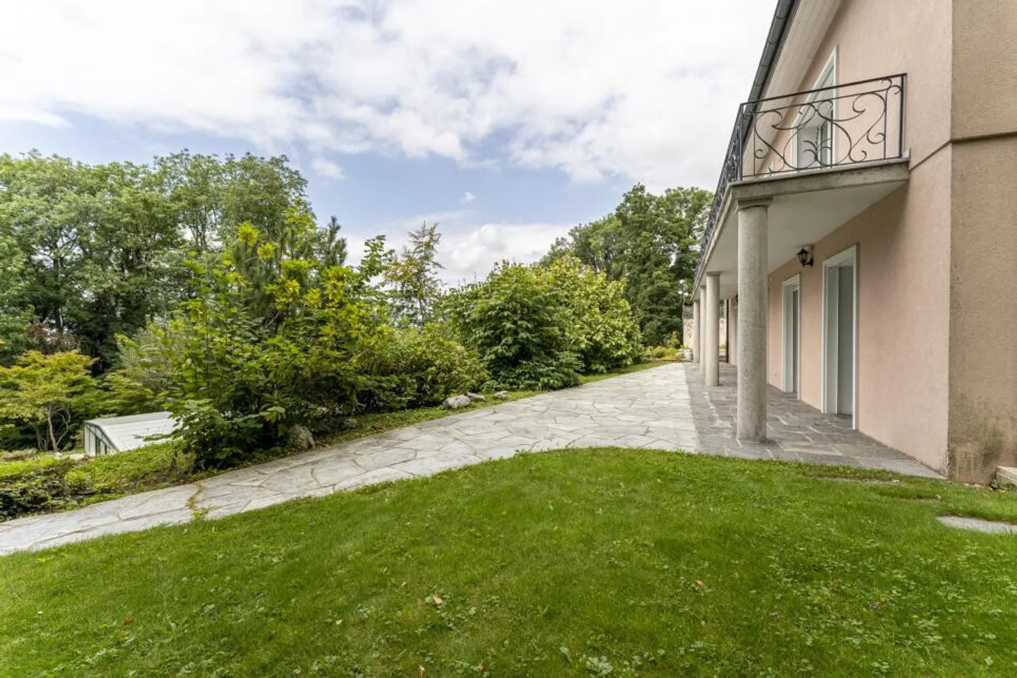 Villa with 9 rooms - Photo 5 of 13