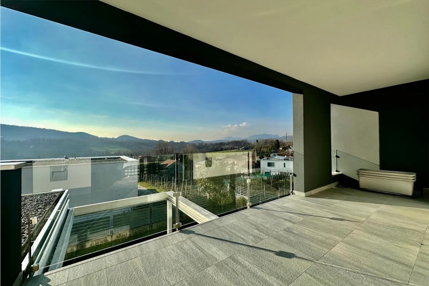 REFINED VILLA WITH 5.5 ROOMS AND LARGE GARDEN IN COLDRERIO - Photo 5 of 12