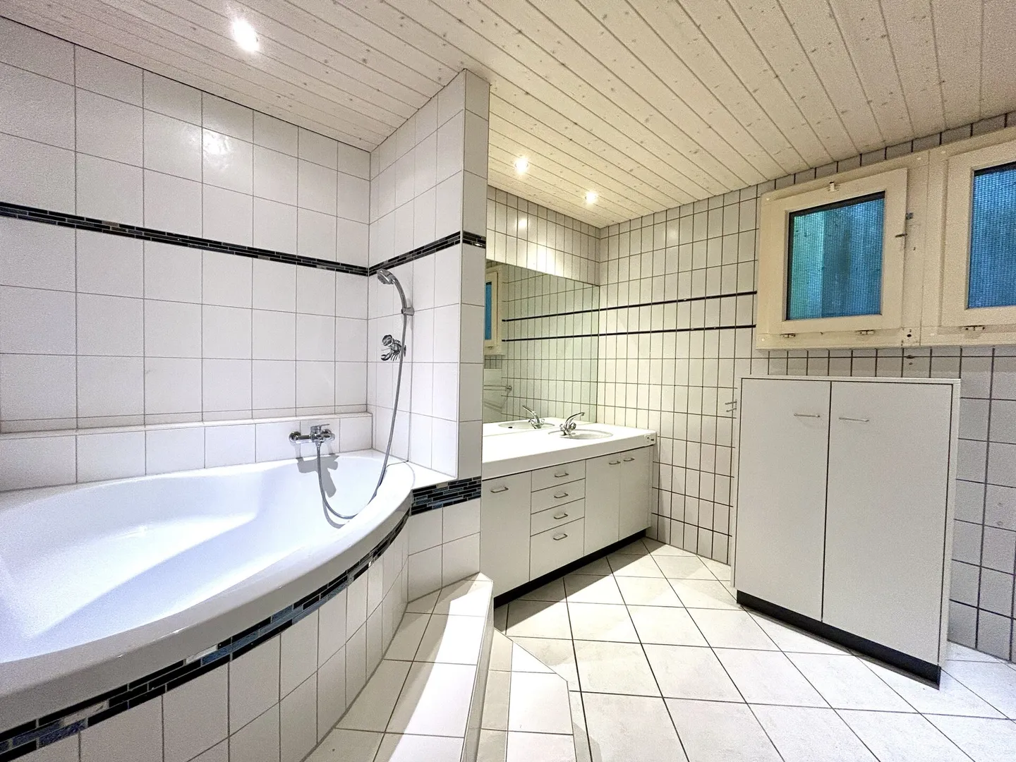Residential and commercial building with versatile potential for use - Photo 11 of 17