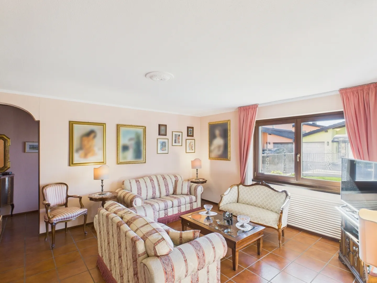 Elegant Villa with Large Garden - Photo 2 of 13