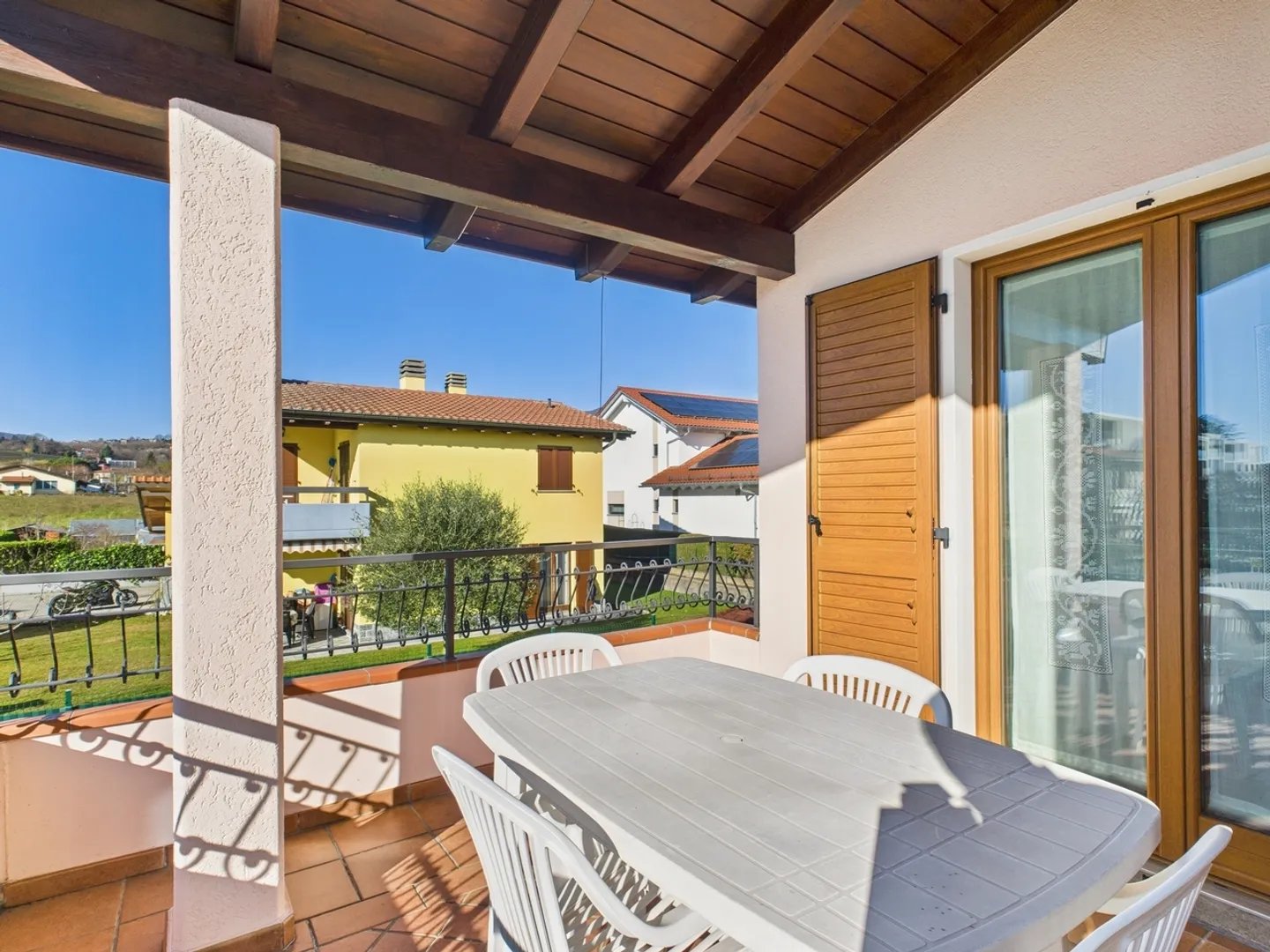 Elegant Villa with Large Garden - Photo 11 of 13