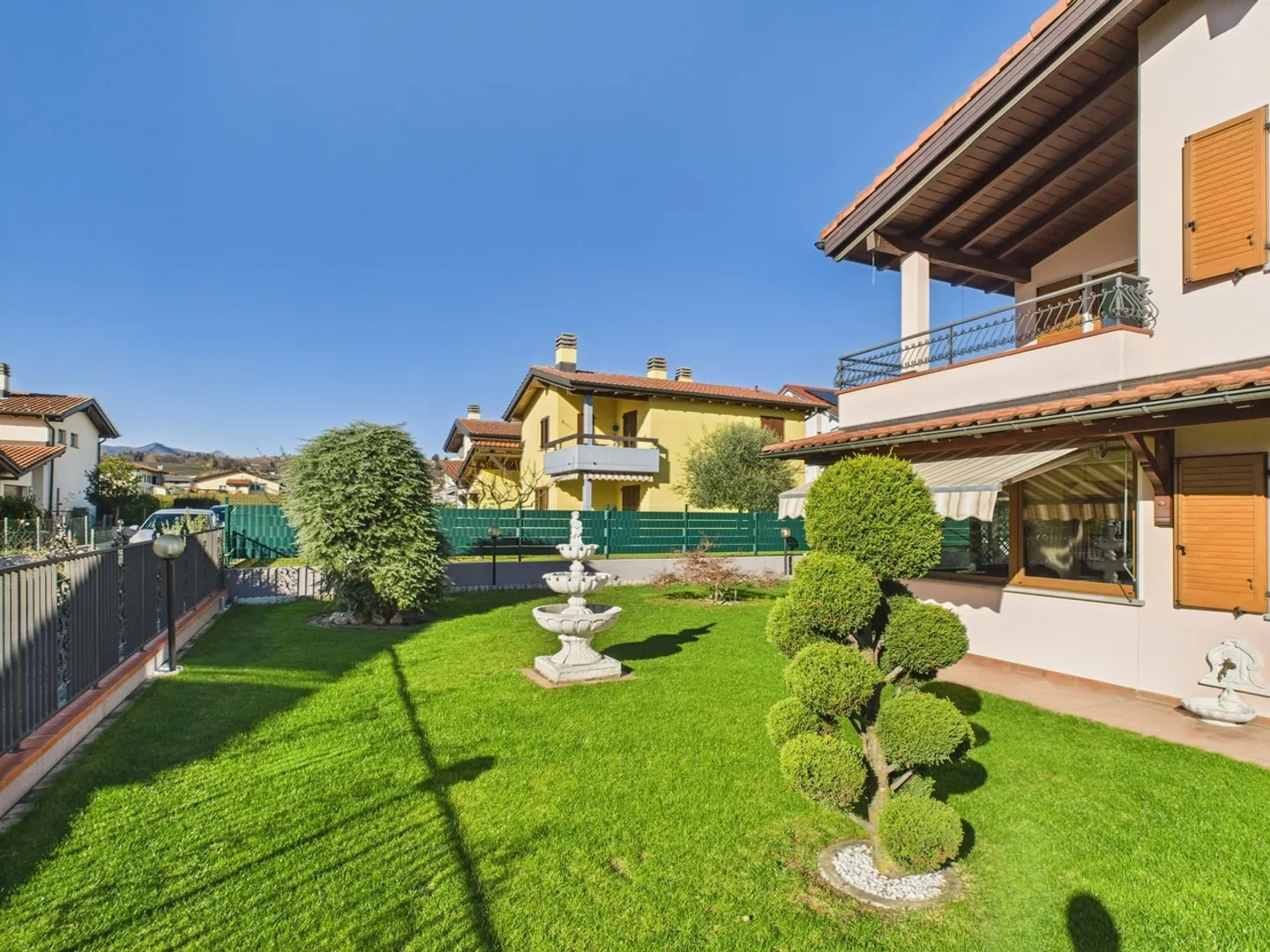 Elegant Villa with Large Garden - Photo 12 of 13