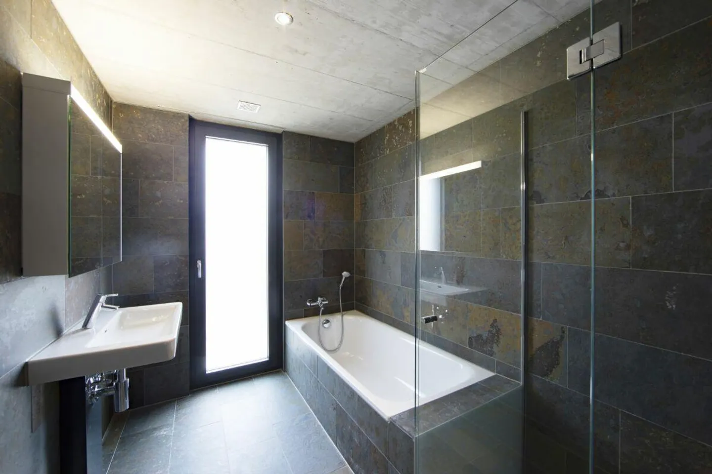 Moderne rencontre le béton - Appartement 3.5 pièces à louer dans un emplacement de choix - Photo 3 sur 5