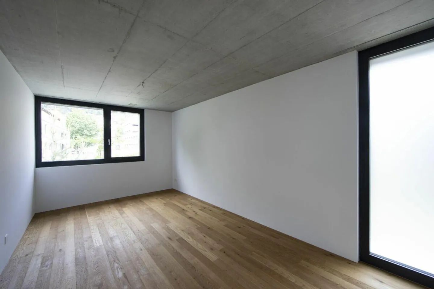 Moderne rencontre le béton - Appartement 3.5 pièces à louer dans un emplacement de choix - Photo 2 sur 5