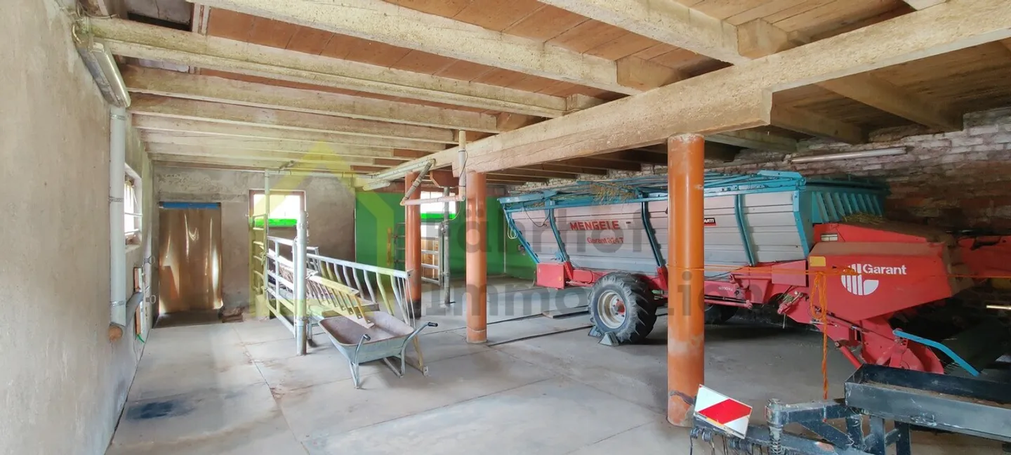 Former Farmhouse with Outbuildings and 4,800 m2 Land - Photo 24 of 25