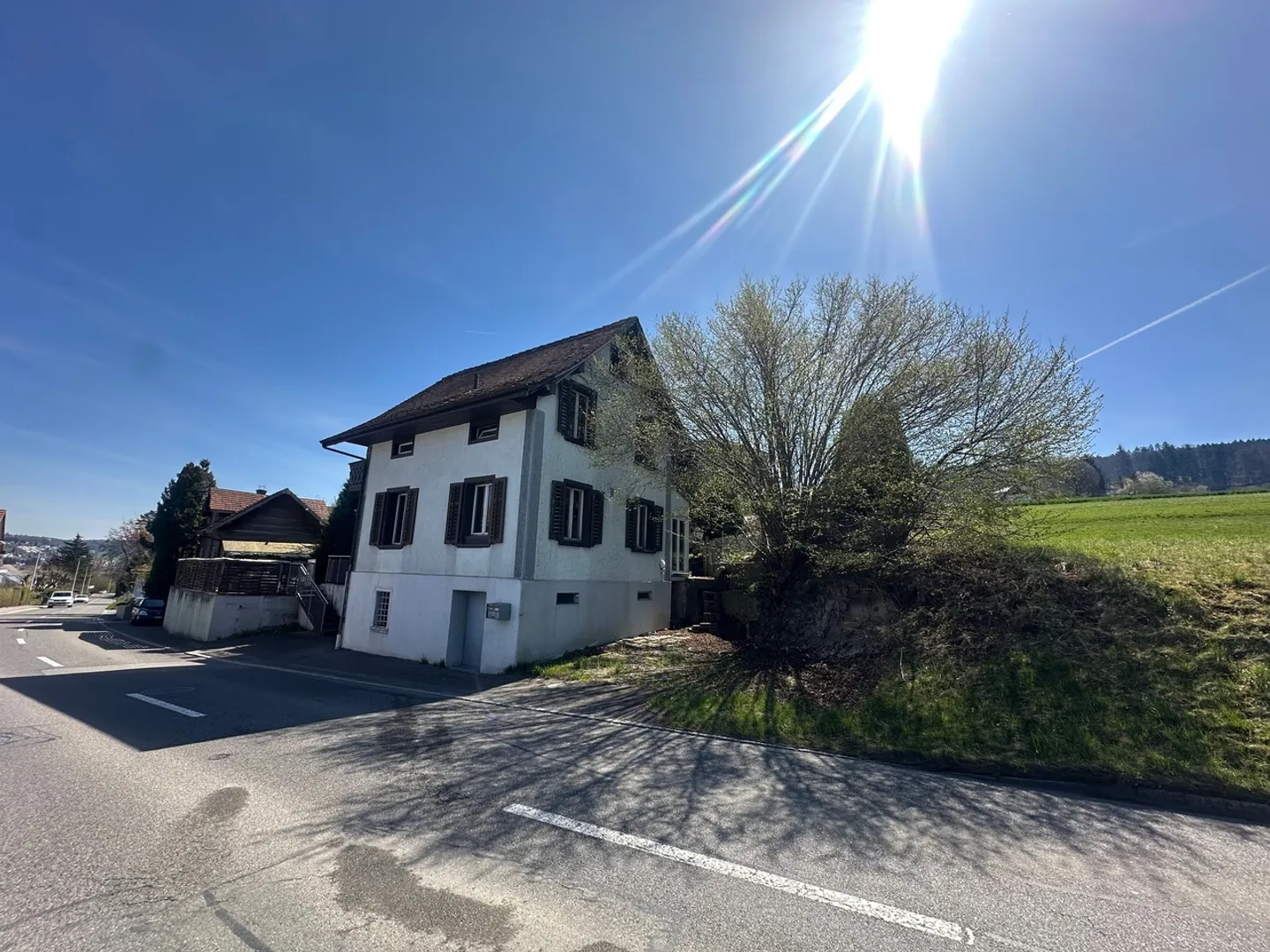 Renovationsbedürftiges 5-Zimmer-Einfamilienhaus mit separatem 2.5-Zimmer-Tiny House - Foto 1 von 11