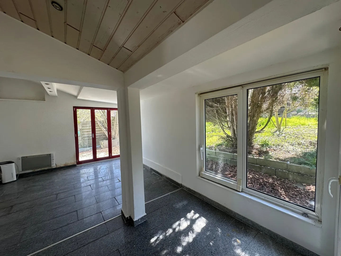 Renovationsbedürftiges 5-Zimmer-Einfamilienhaus mit separatem 2.5-Zimmer-Tiny House - Foto 4 von 11