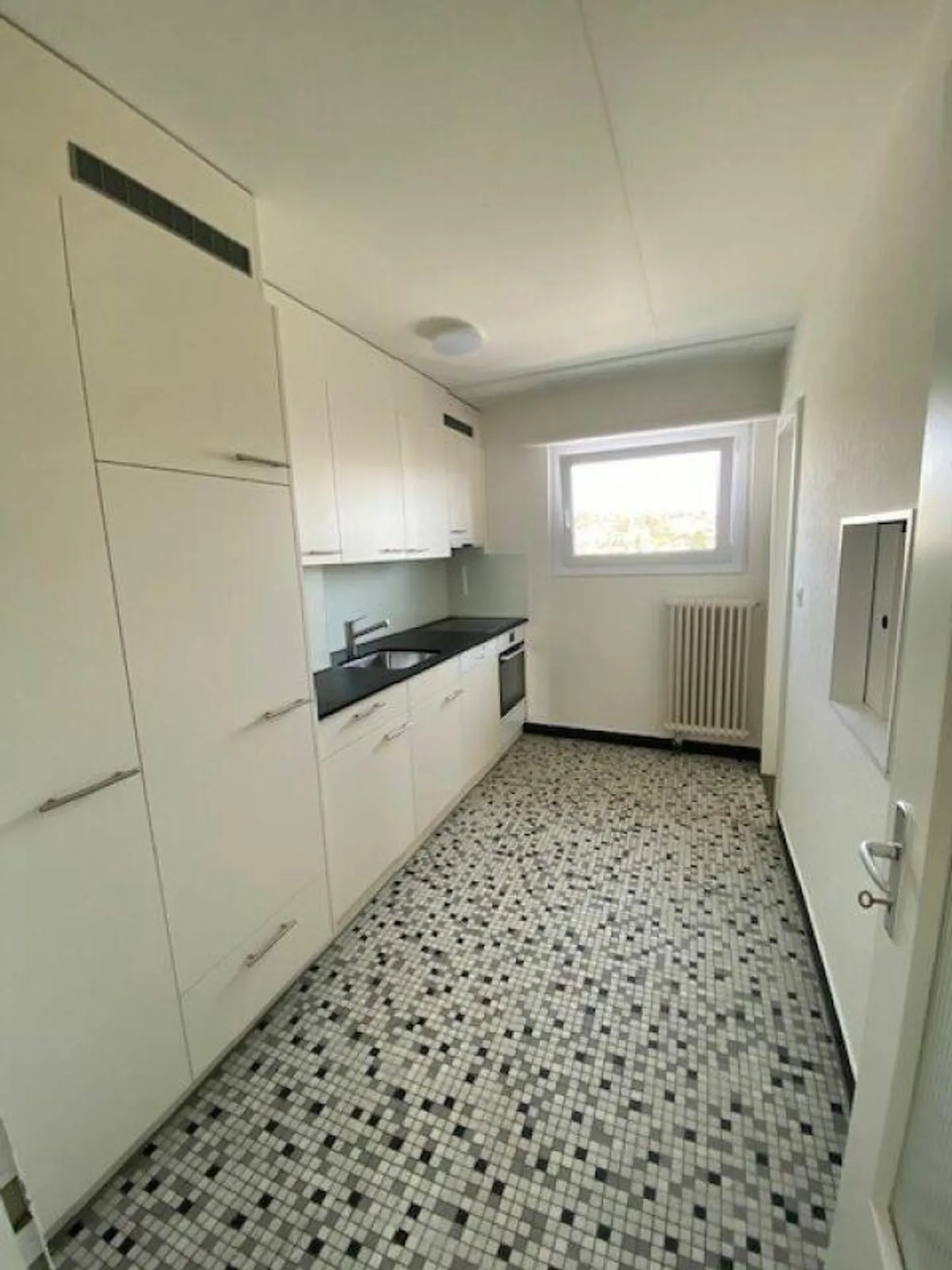 APPARTAMENTO 4 STANZE RINNOVATO DI RECENTE CON BALCONE - Foto 2 di 13