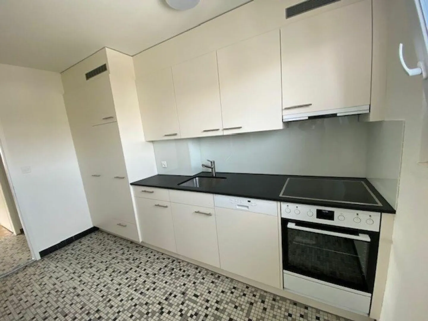 APPARTAMENTO 4 STANZE RINNOVATO DI RECENTE CON BALCONE - Foto 3 di 13