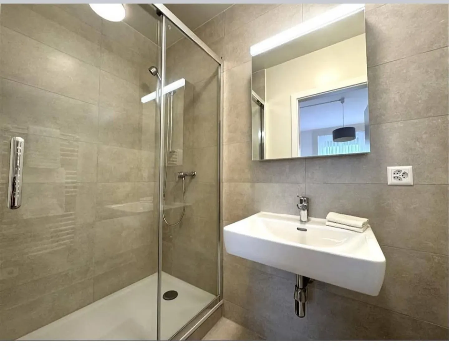 Nice furnished 2-room apartment, Jonction district - Photo 4 of 4