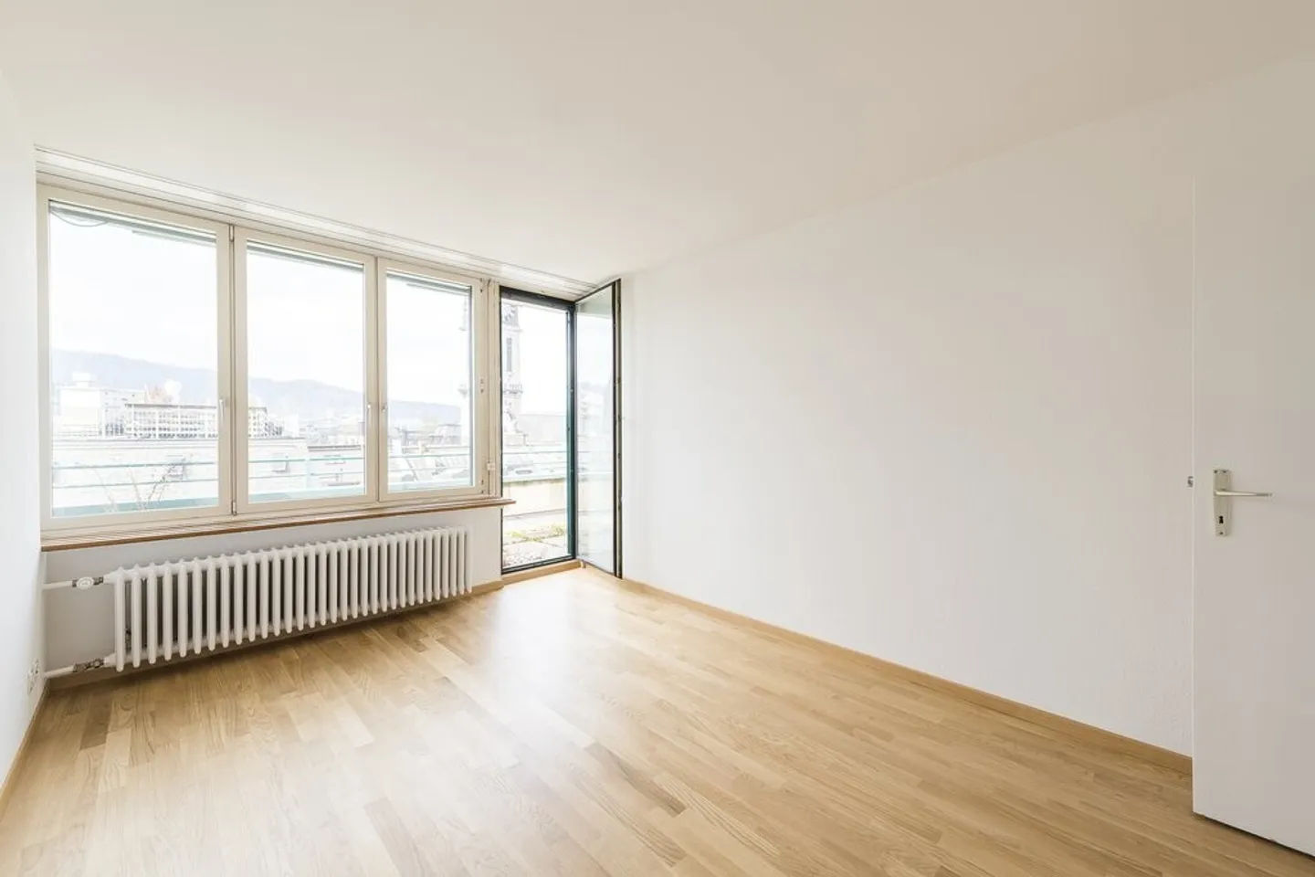 Charming 3-Room Apartment in Zurich - Photo 2 of 10