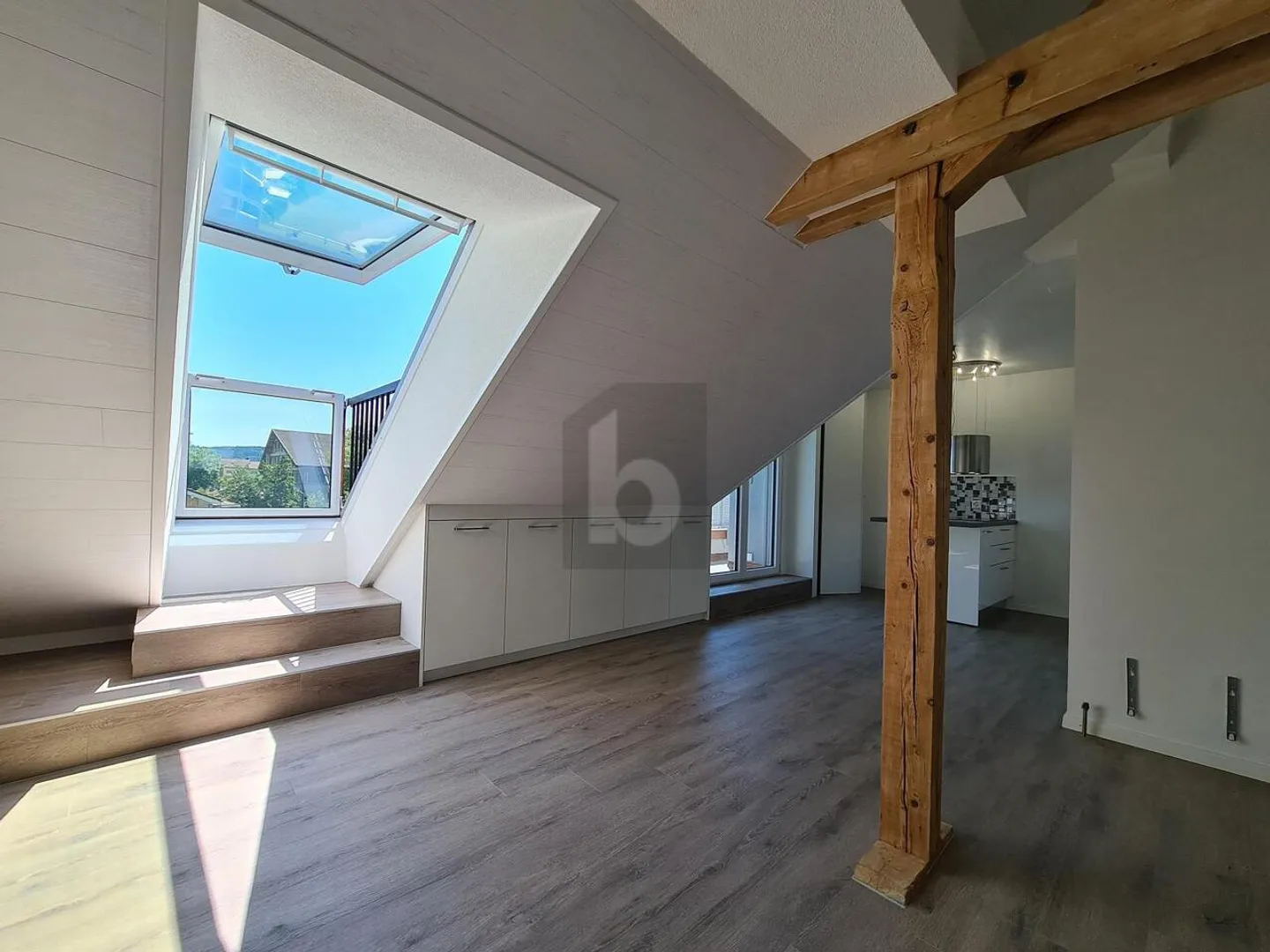 COMFORT, BRIGHTNESS AND IDEAL LOCATION - Photo 1 of 6