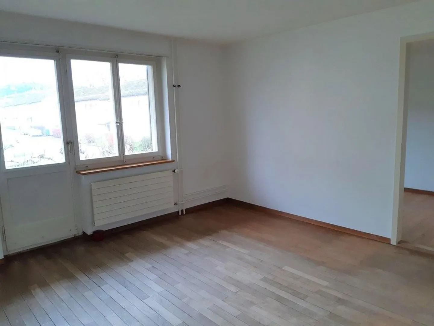 Appartement 4 pièces légèrement rénové dans un quartier calme - Photo 3 sur 10