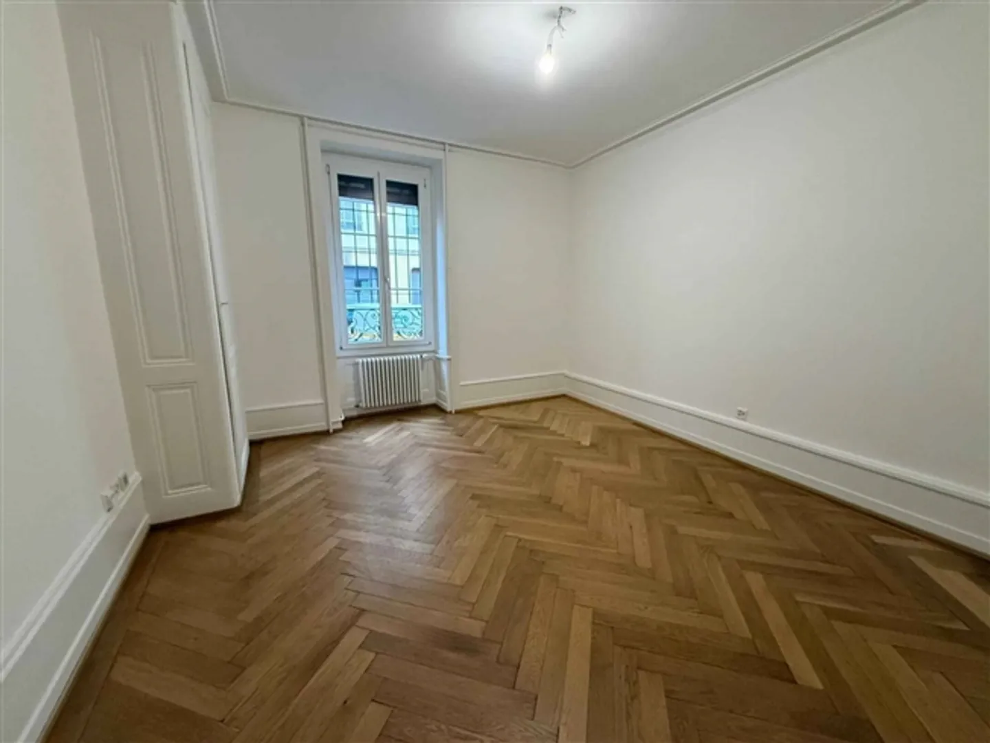 Charmante, appartement rénové au dernier étage - Photo 2 sur 7