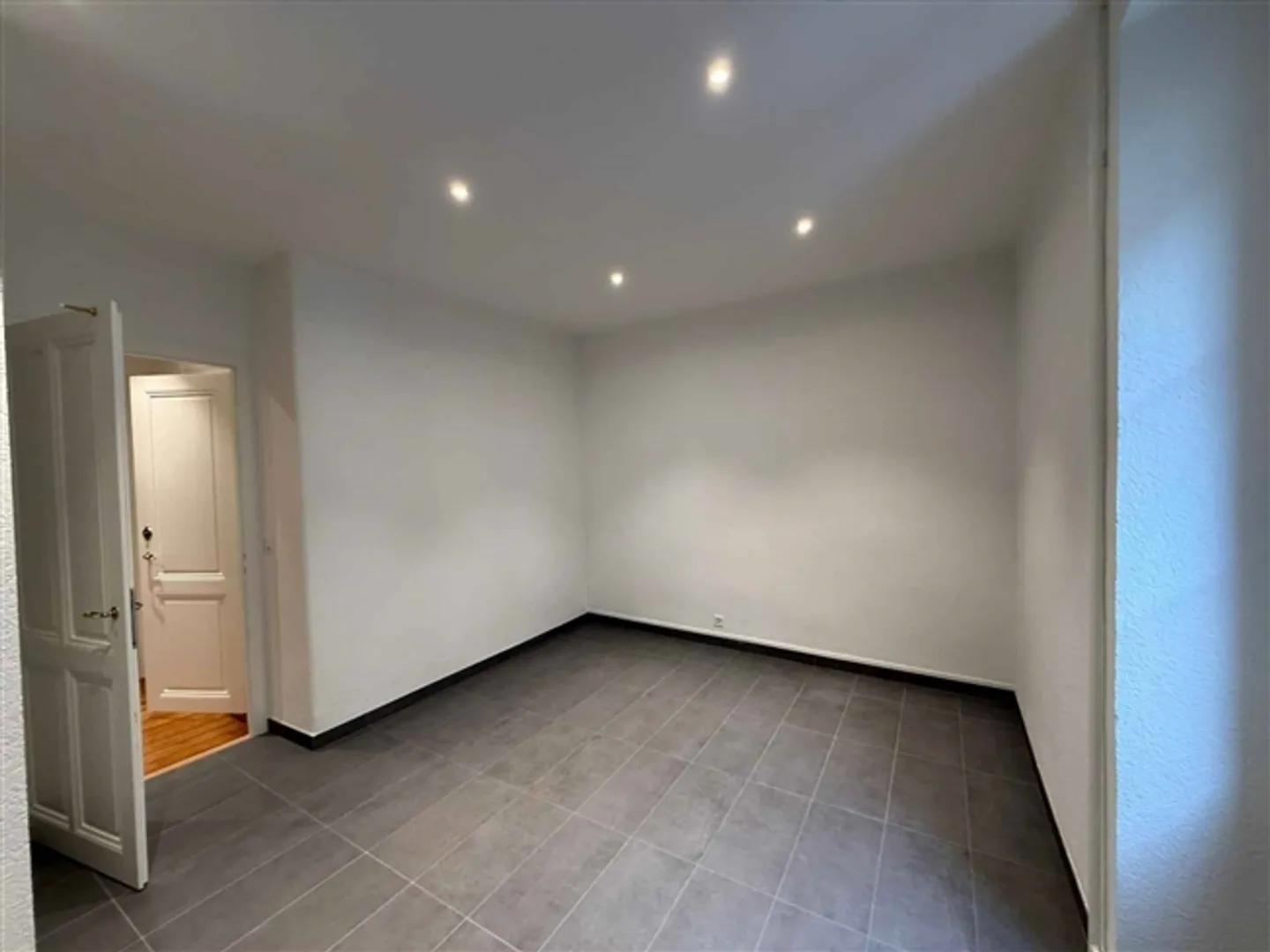 Charmante, appartement rénové au dernier étage - Photo 3 sur 7