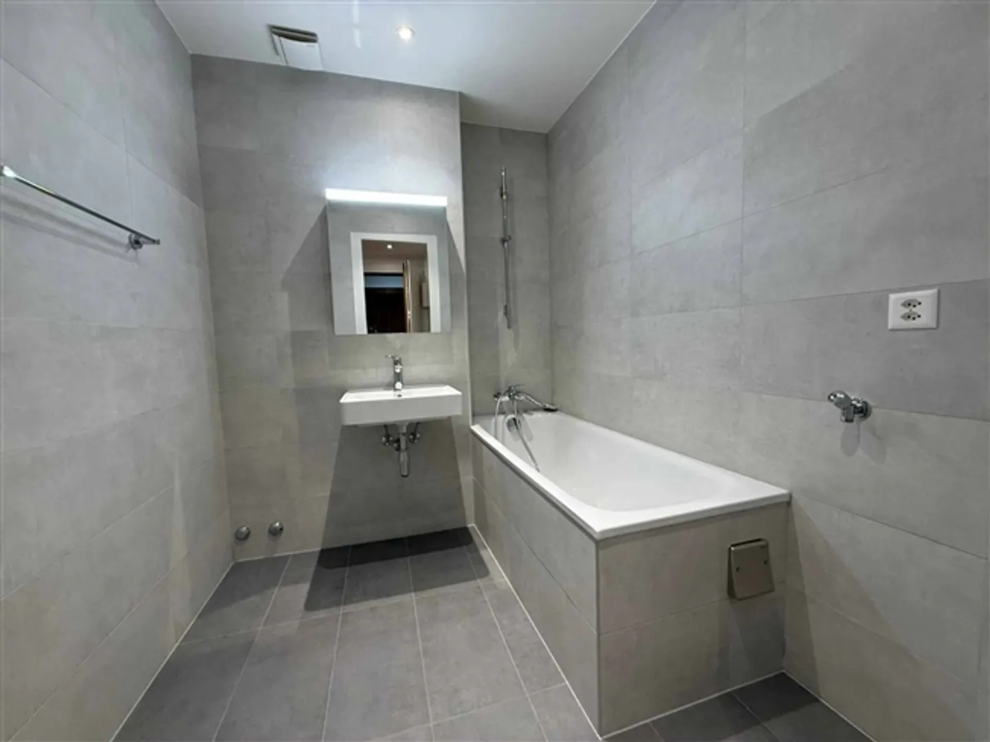 Charmante, appartement rénové au dernier étage - Photo 4 sur 7