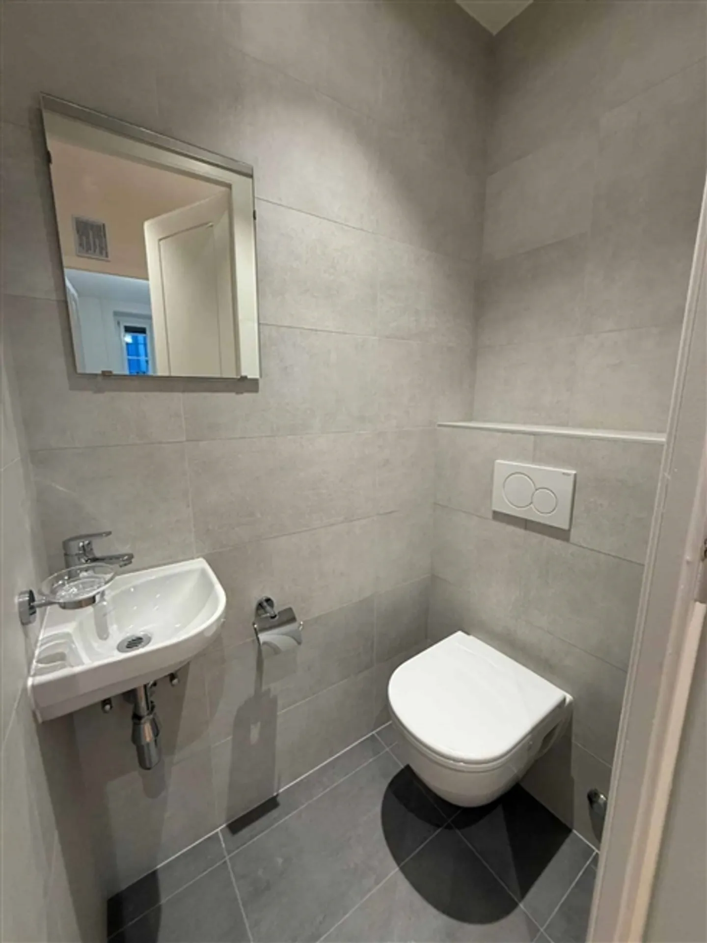 Charmante, appartement rénové au dernier étage - Photo 5 sur 7