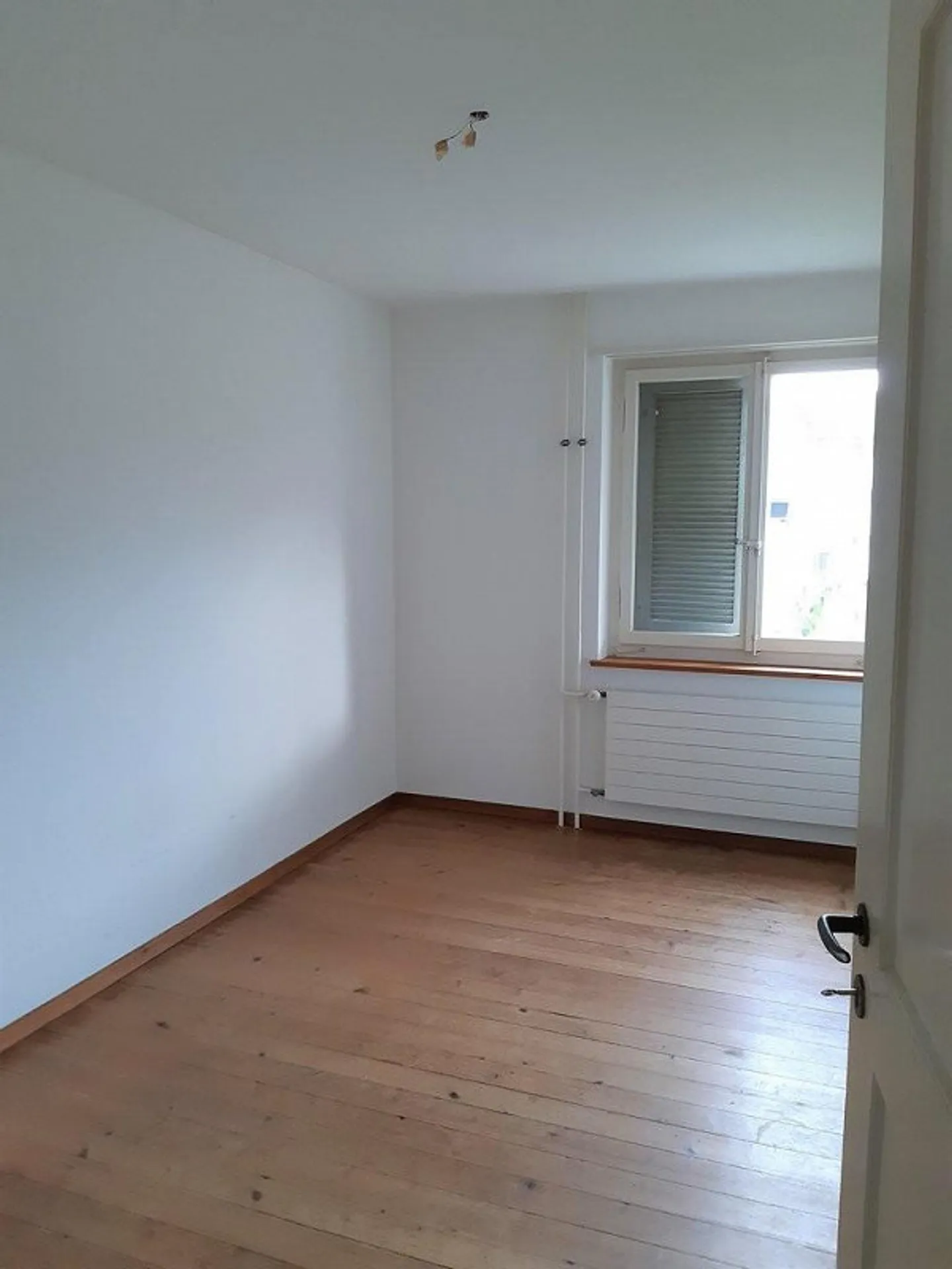 Appartement 4 pièces légèrement rénové dans un quartier calme - Photo 9 sur 10