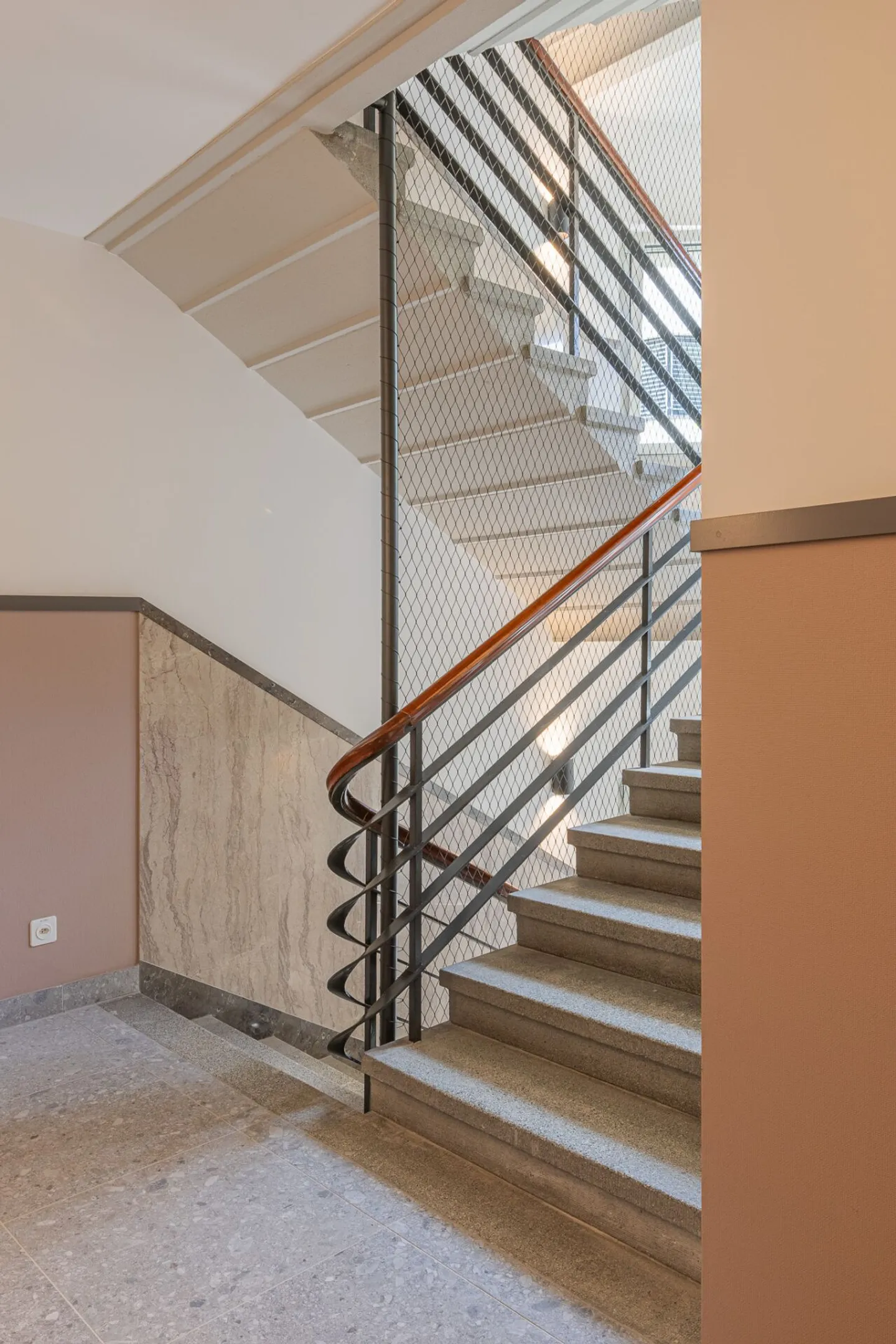 Esclusivo appartamento attico di 3,5 locali con terrazza sul tetto e vista lago - Foto 2 di 16