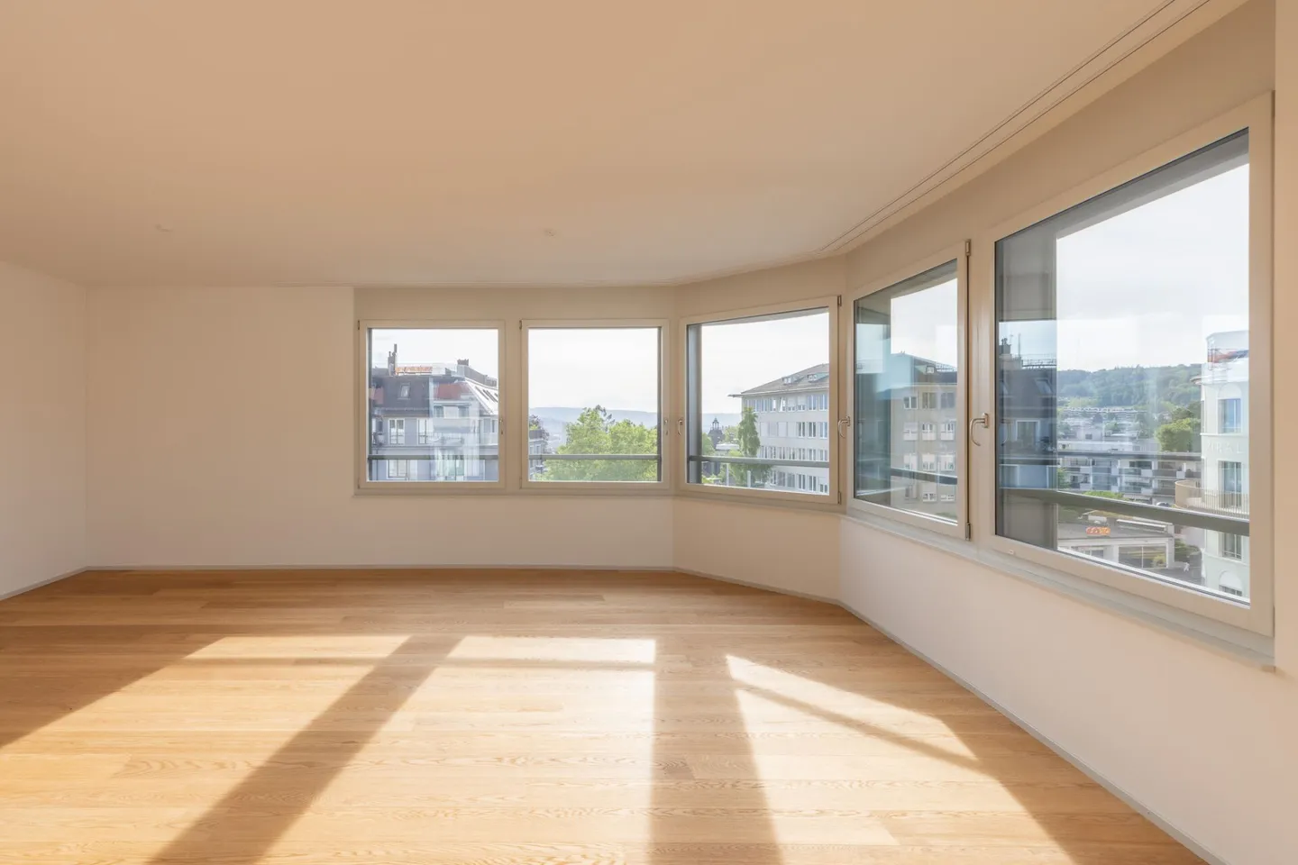 Esclusivo appartamento attico di 3,5 locali con terrazza sul tetto e vista lago - Foto 4 di 16