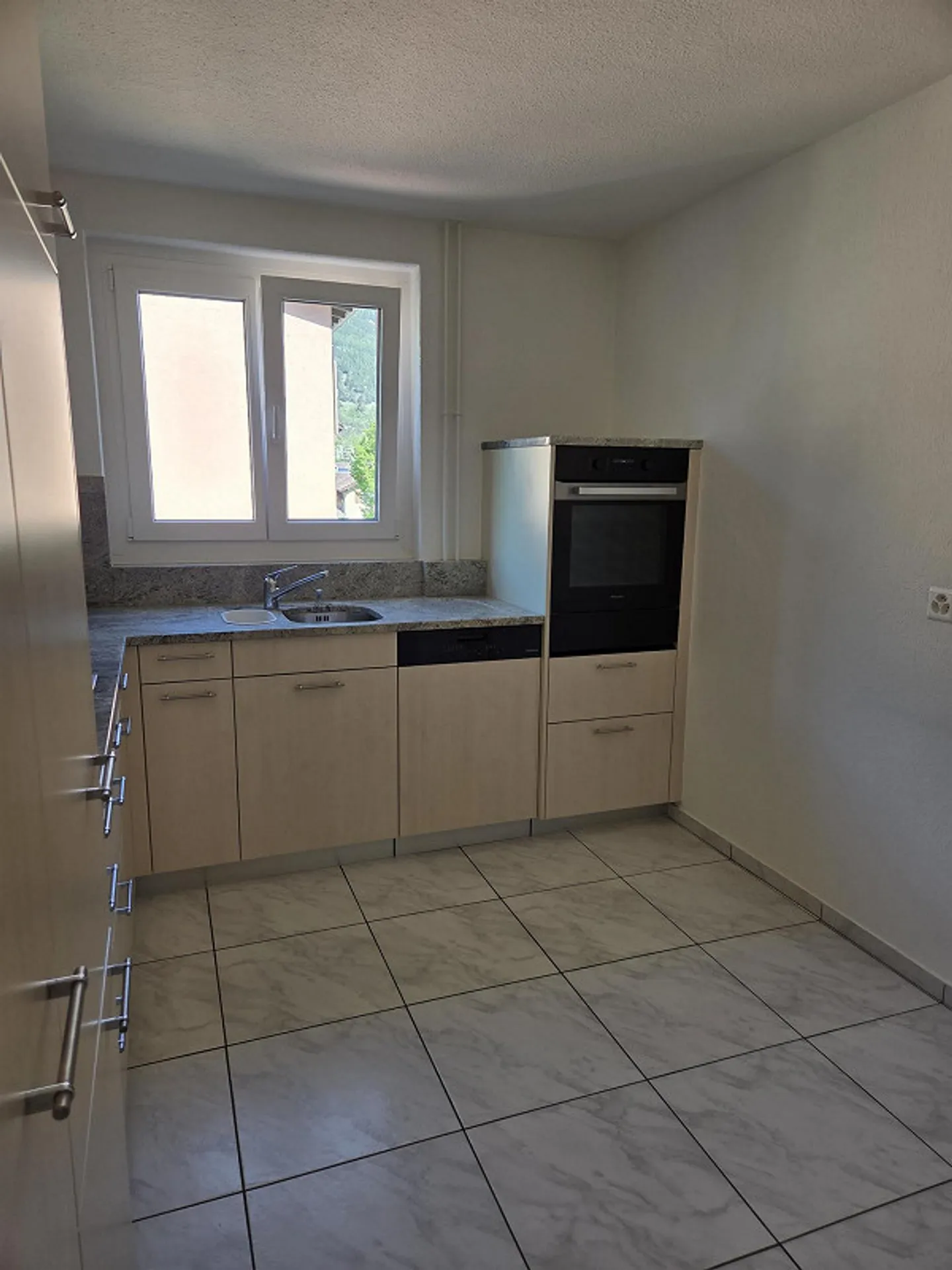 Appartamento luminoso di 3,5 stanze in affitto - Foto 3 di 6