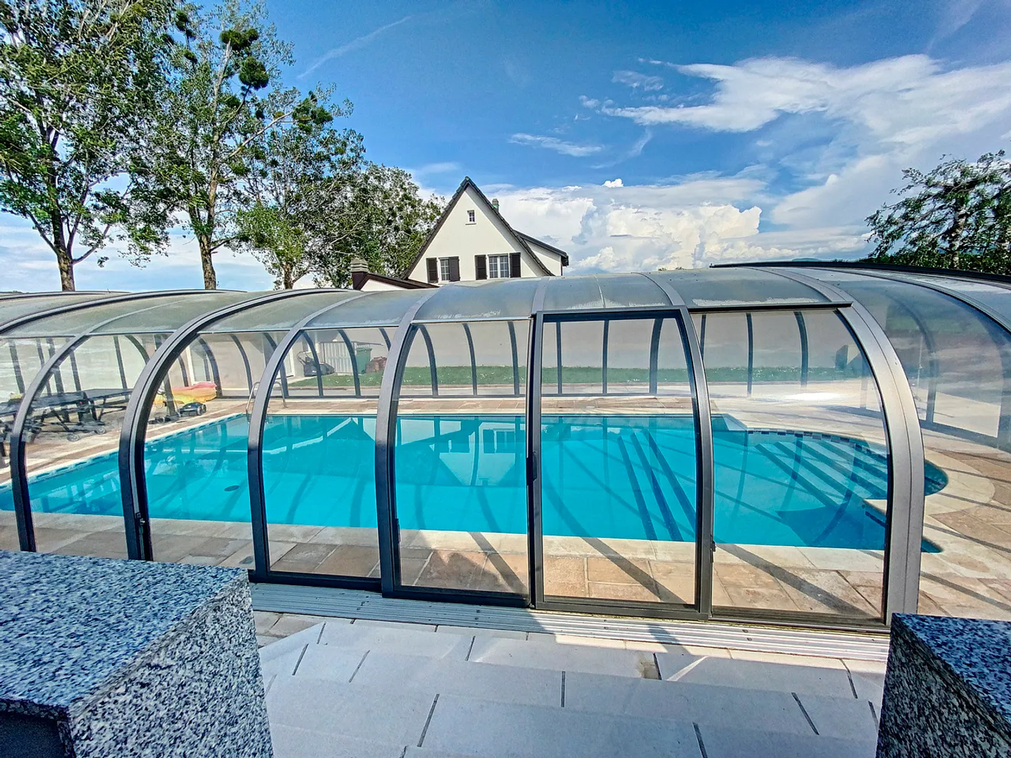 Familienvilla mit 3 Wohnungen und Gemeinschaftspool - Foto 3 von 36