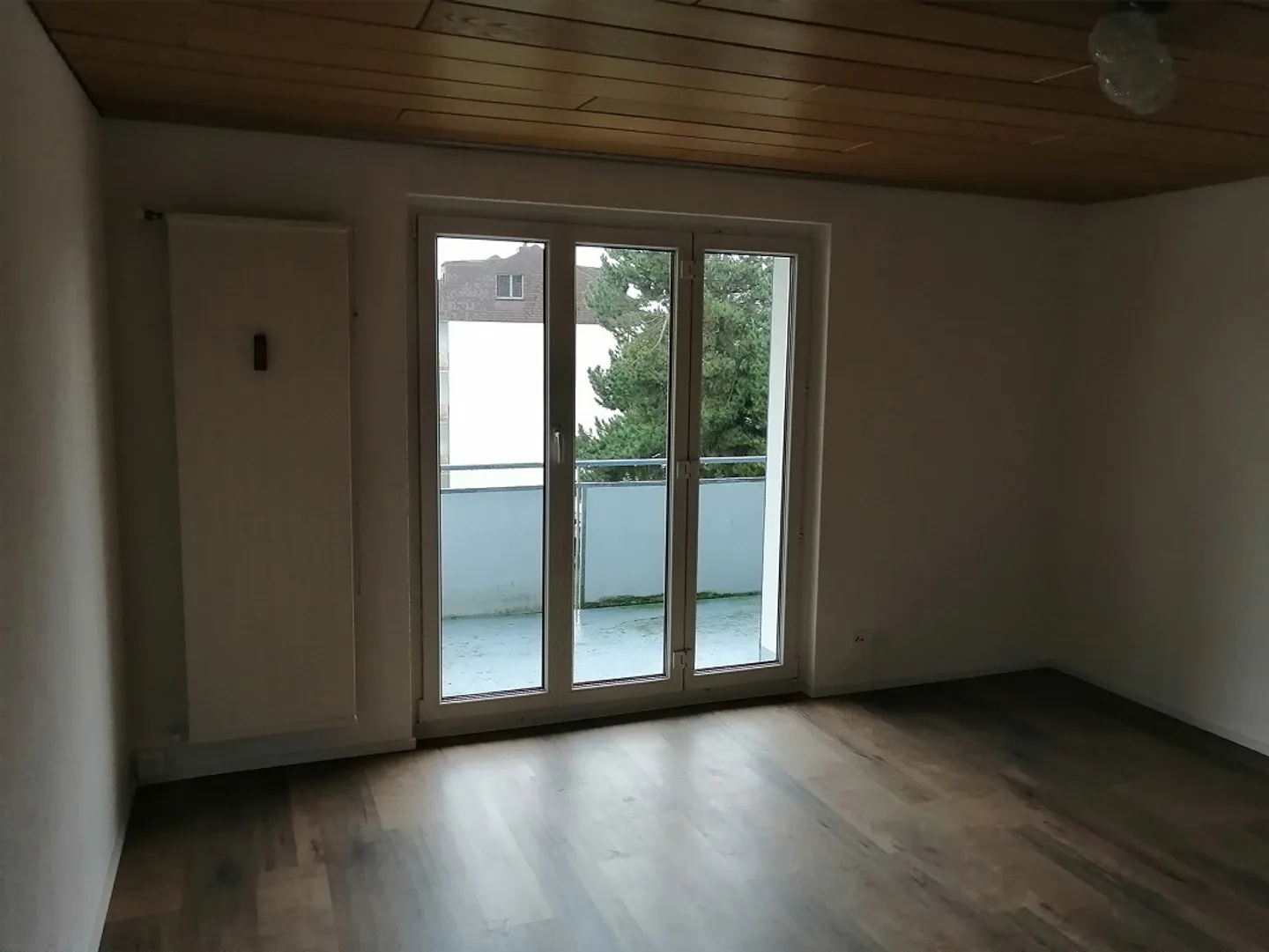 Appartement moderne et calme de 2,5 pièces avec balcon - Photo 2 sur 7