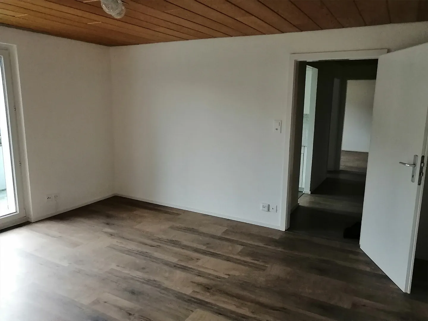 Appartement moderne et calme de 2,5 pièces avec balcon - Photo 3 sur 7