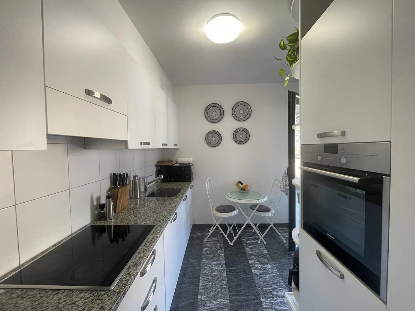 ELEGANT APARTMENT 4.5 ON THE TOP FLOOR WITH TWO PARKING SPACES - Photo 5 of 13