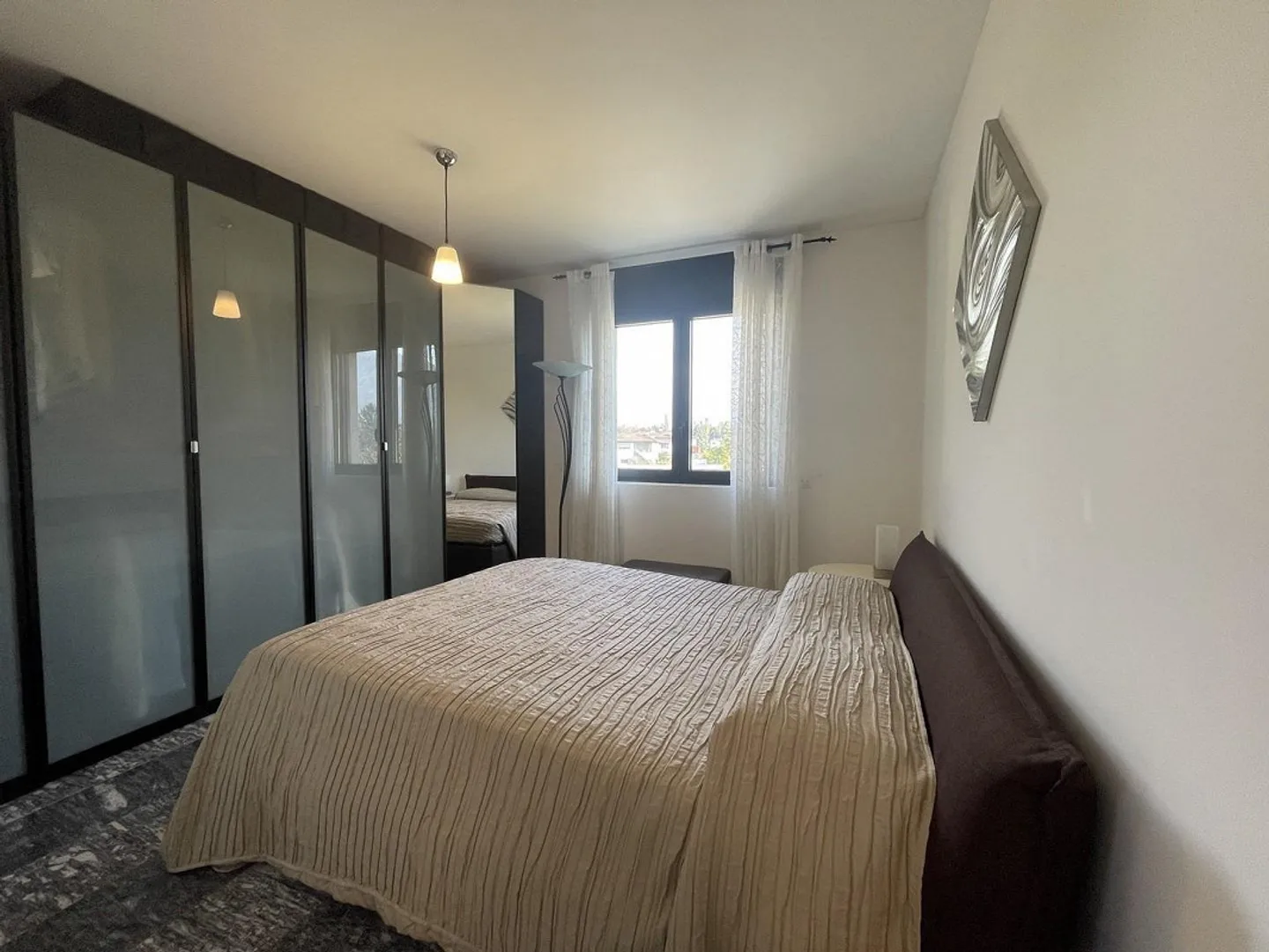 ELEGANT APARTMENT 4.5 ON THE TOP FLOOR WITH TWO PARKING SPACES - Photo 7 of 13