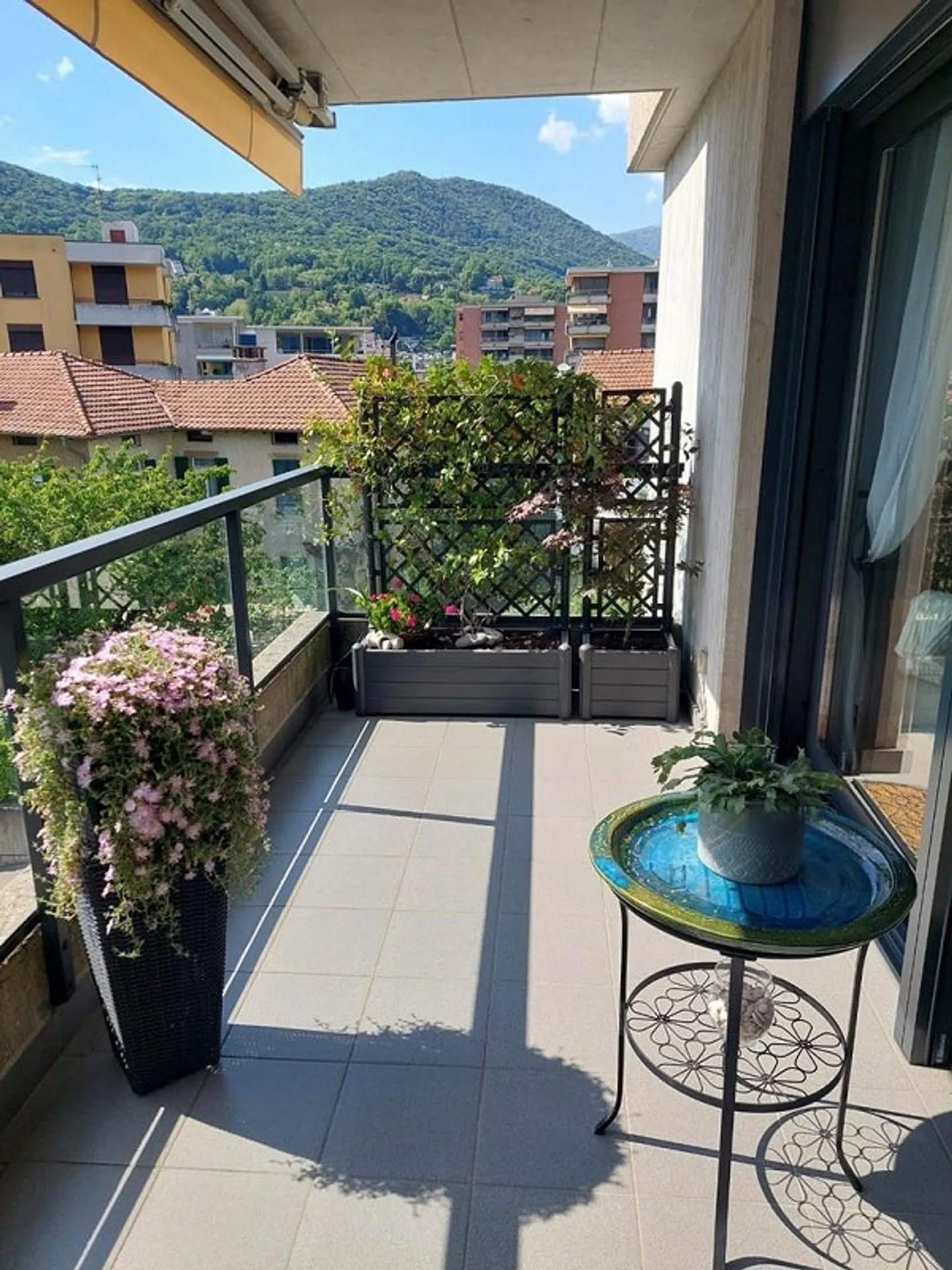 ELEGANT APARTMENT 4.5 ON THE TOP FLOOR WITH TWO PARKING SPACES - Photo 11 of 13