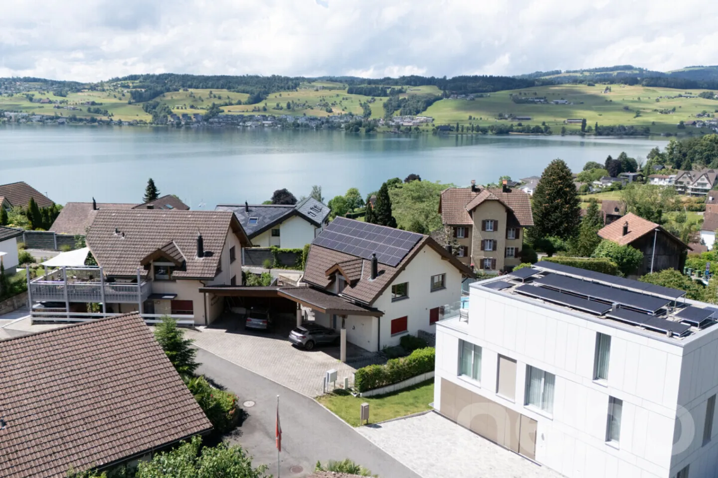 Charmantes Doppeleinfamilienhaus mit Solarenergie - Foto 1 von 13