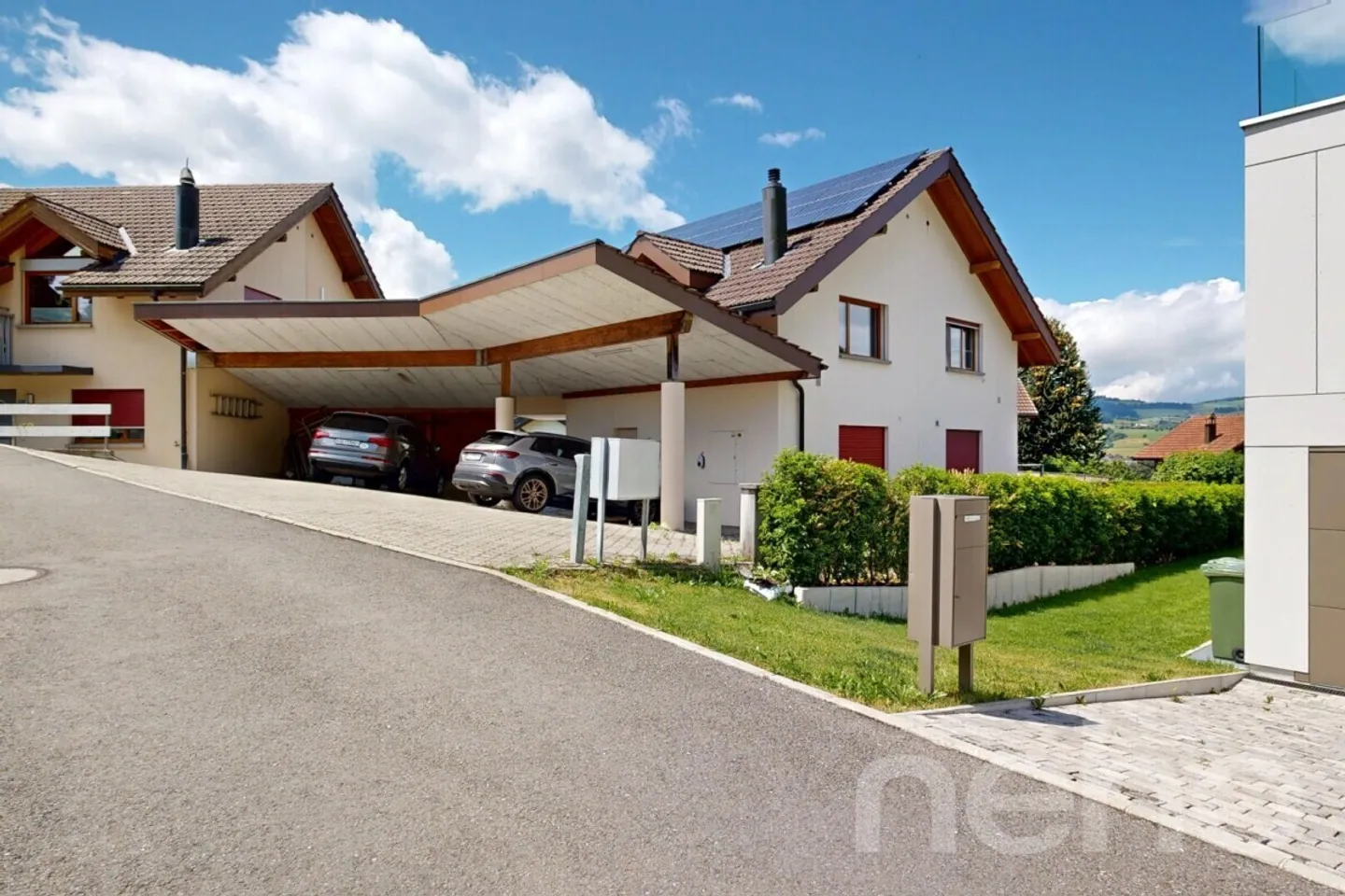 Charmantes Doppeleinfamilienhaus mit Solarenergie - Foto 2 von 13