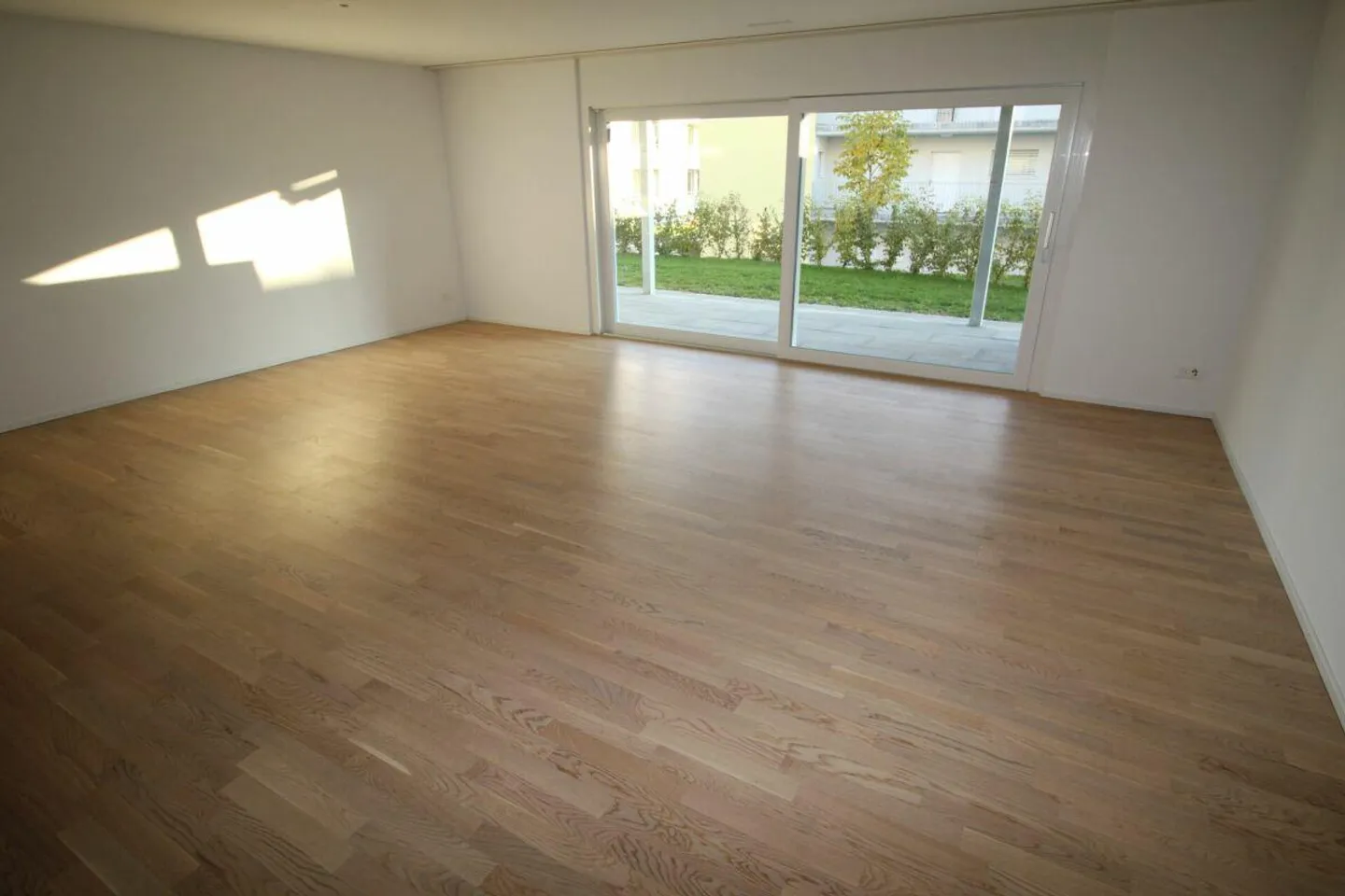 Appartement moderne avec espace de jardin - Photo 3 sur 12