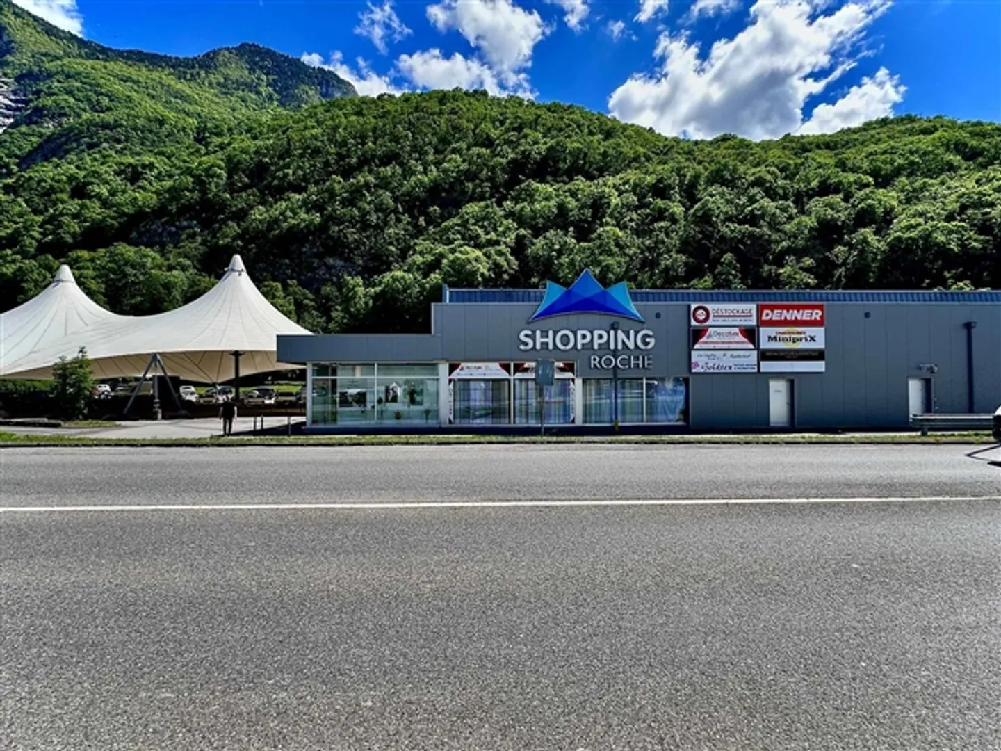 1.400 m² disponibles dans le centre commercial SHOPPING ROCHE - Photo 1 sur 4
